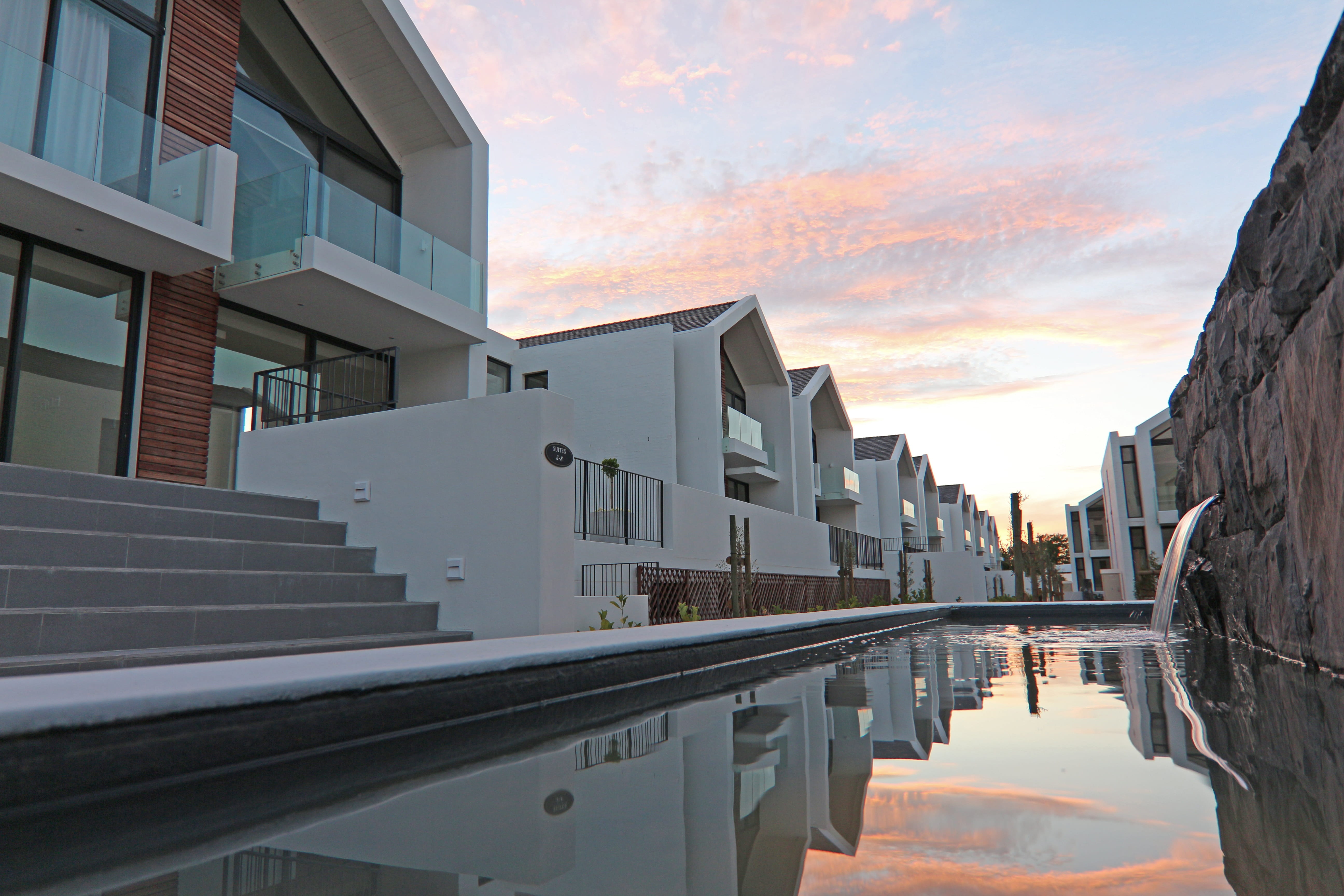 modern, no people, nature, val de vie estate, architecture, waterfront, built structure, building exterior, sunset, cloud - sky, house, lake, day, residential district, HD Wallpaper
