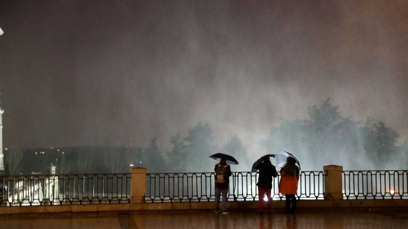 people, men, railing, standing, adult, tormenta, rear view, rain, illuminated, emotion, paraguas, wet, two people, togetherness, architecture, 720P, lluvia, HD Wallpaper