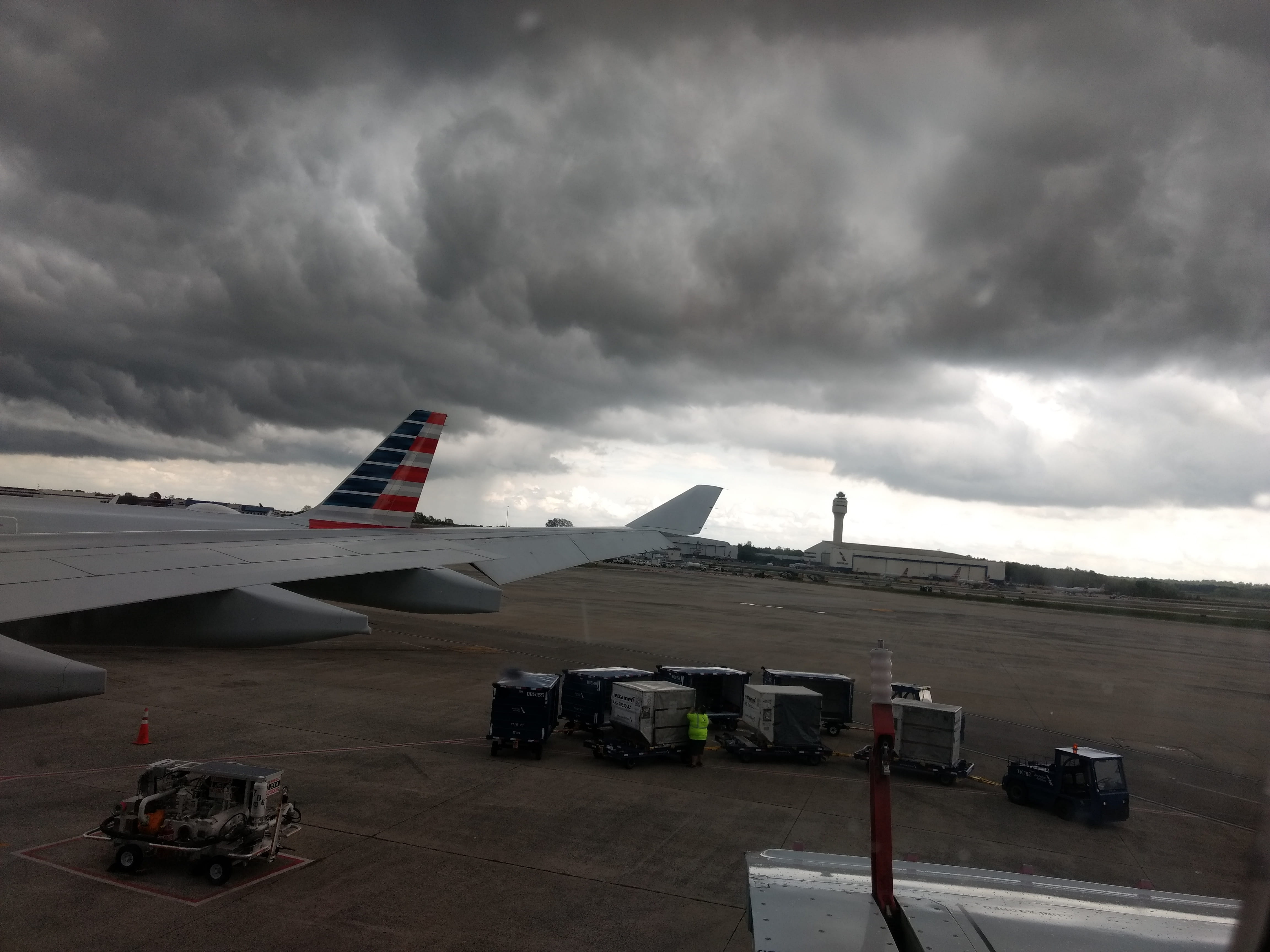 storm, no people, air vehicle, bad weather, cloudy, sky, cloudscape, vehicle, plane, warplane, aircraft, aircraft wing, mal tiempo, outdoors, carretas para el equipaje, HD Wallpaper