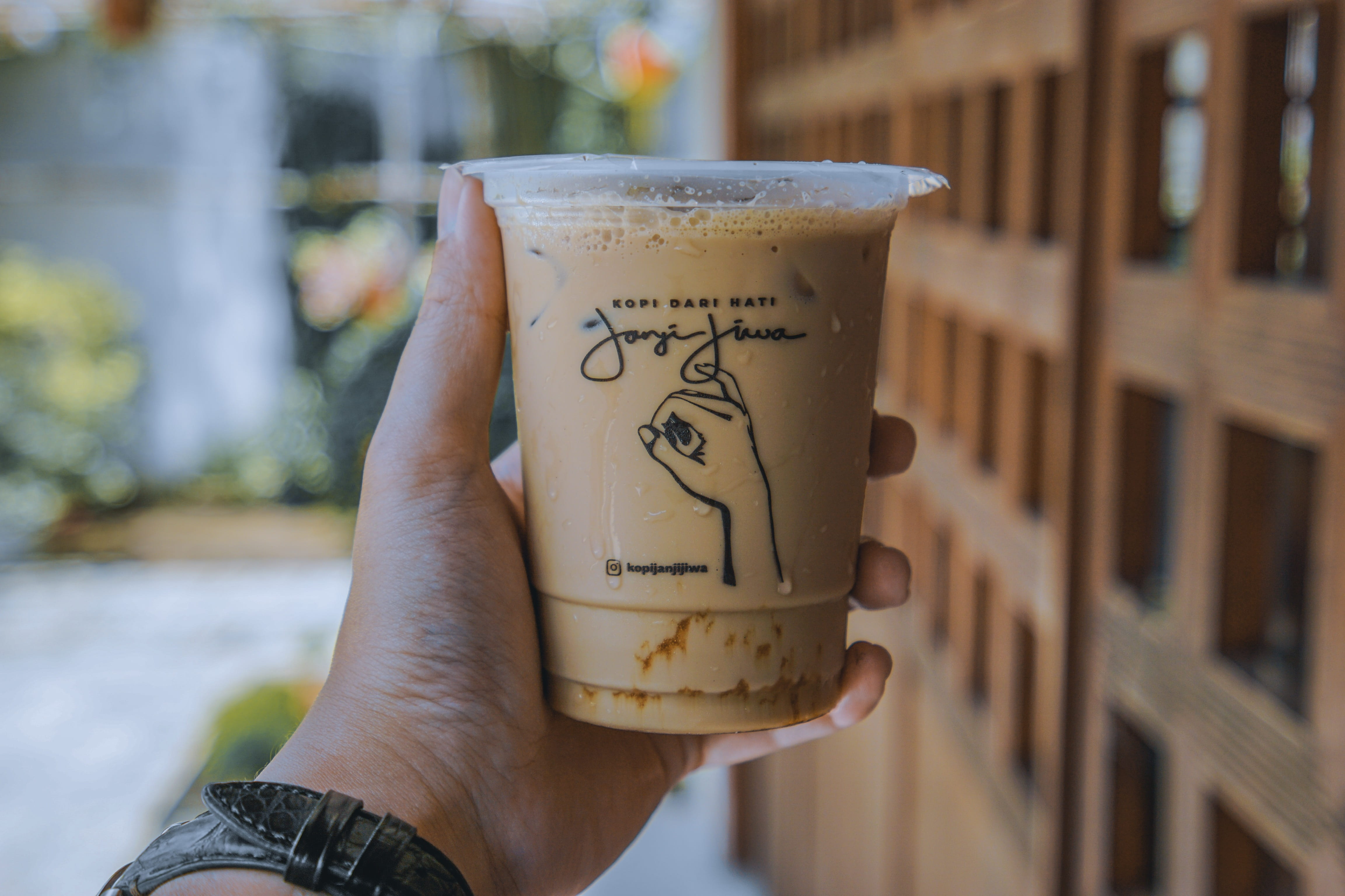 western script, real people, restaurant, text, kopi, human body part, cafeteria, day, coffeelate, coffee, wood, coffee ice latte, human, espresso, latte, HD Wallpaper