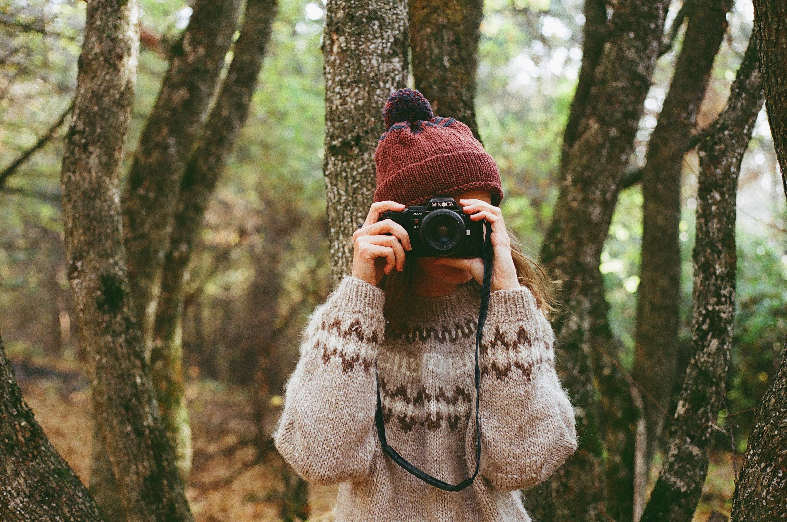 trunk, lifestyles, young adult, women, focus on foreground, 2K, tree, day, leisure activity, women outdoors, hairstyle, forest, outdoors, Stefania Jane, HD Wallpaper