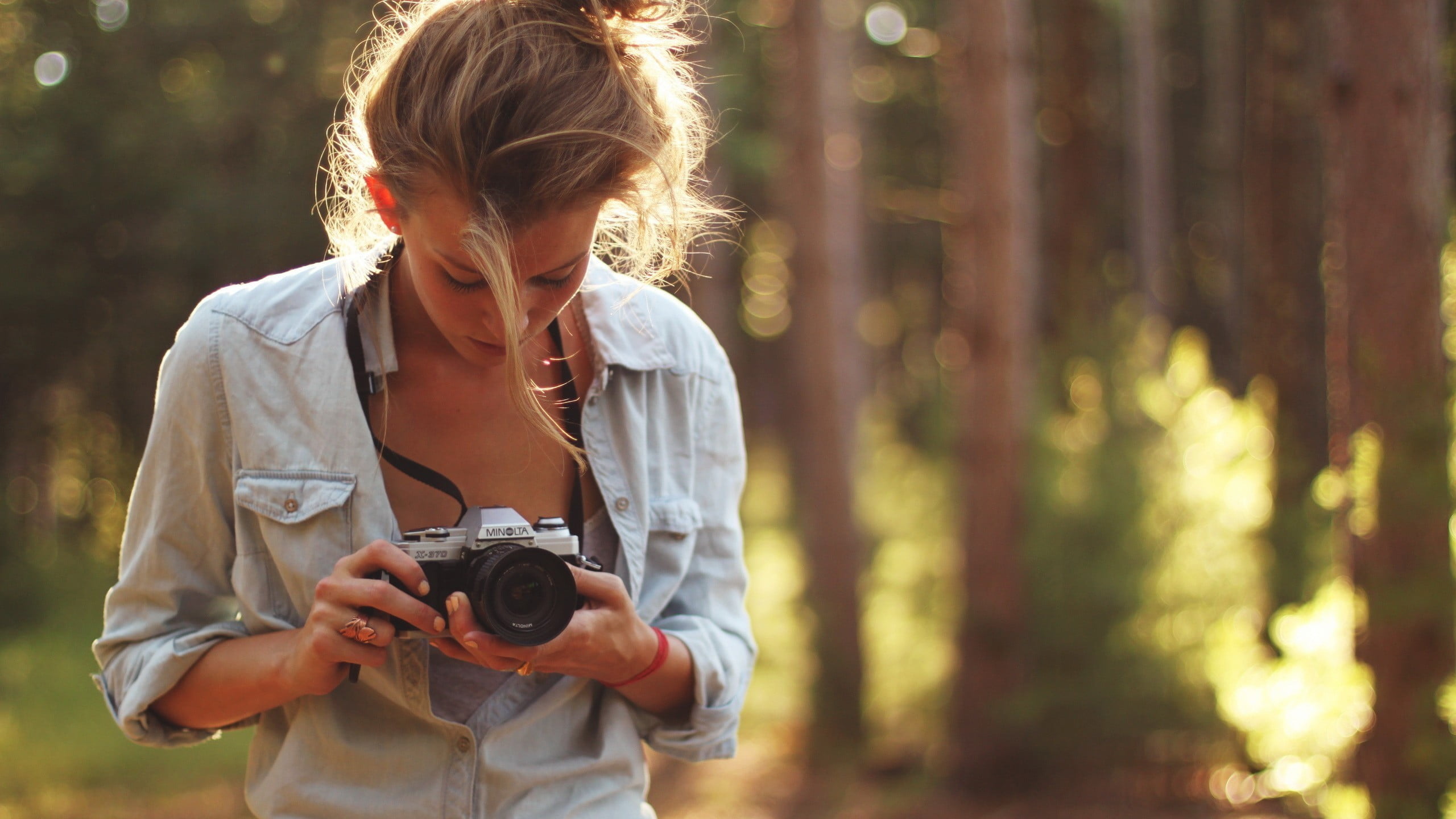 focus on foreground, young Adult, journey, women, photography Themes, people, park - Man Made Space, enjoyment, adventure, relaxation, hobbies, girls, smiling, HD Wallpaper