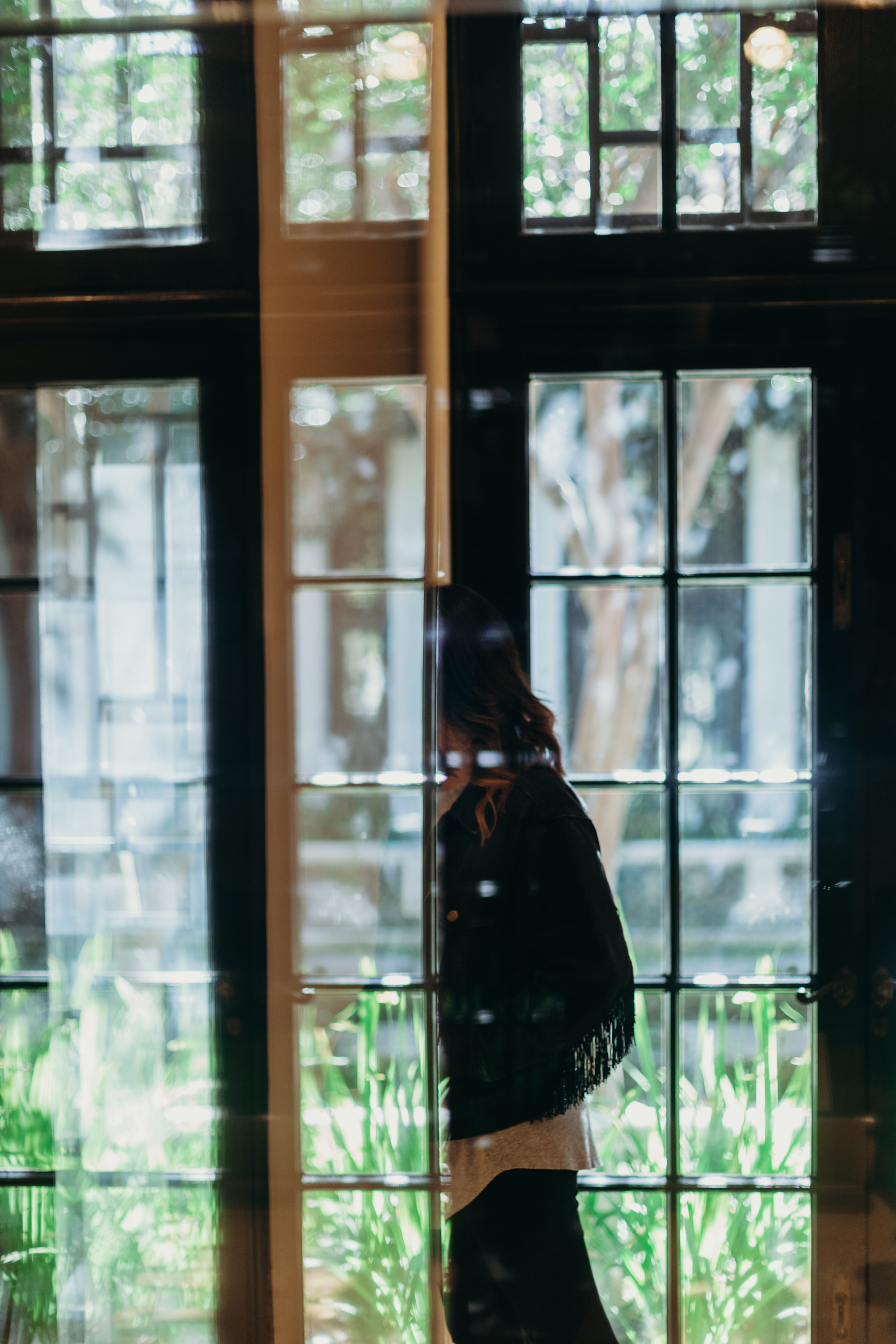 vertebrate, unexpected, glass - material, day, human body part, glass, honolulu, animal wildlife, window, 5K, focus on foreground, transparent, one person, Phone HD Wallpaper