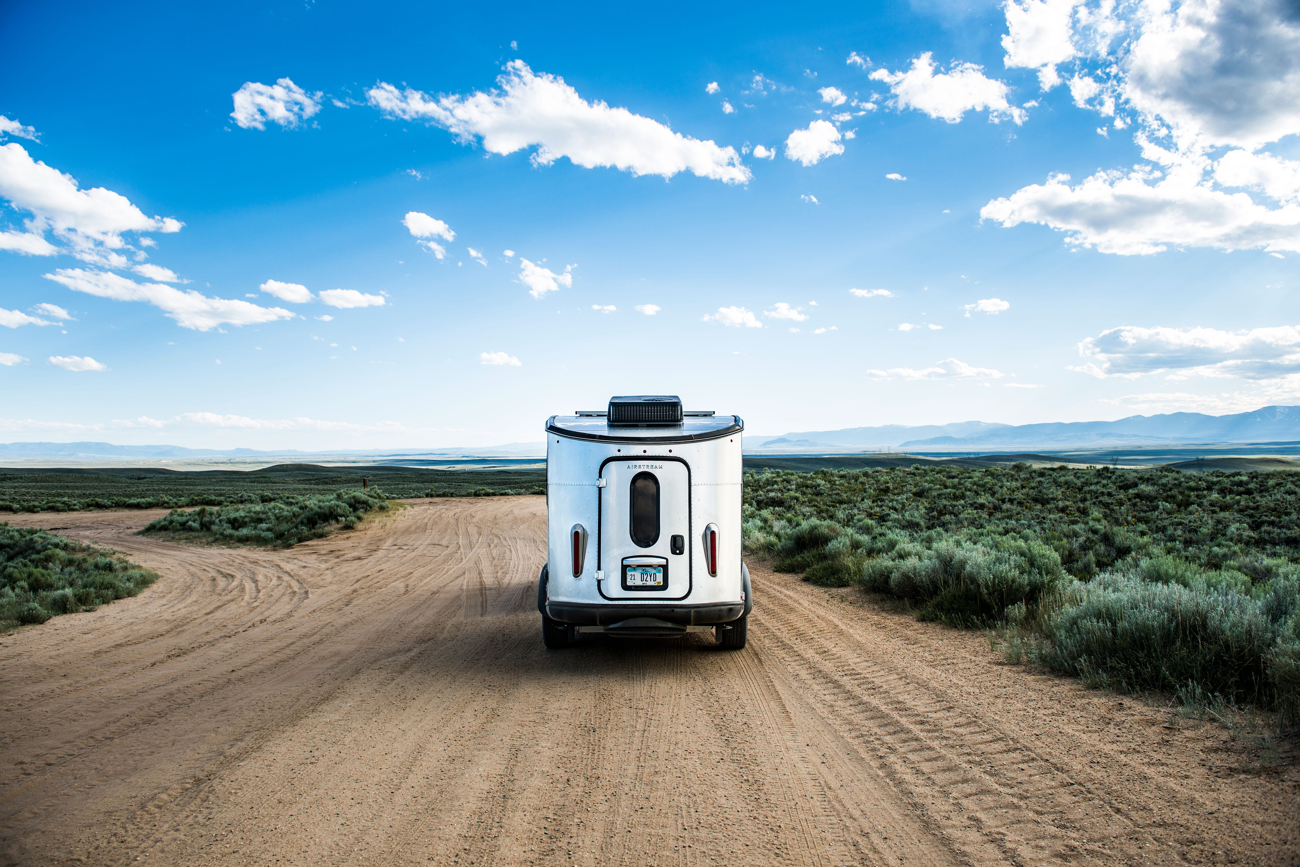driving, dirt, desert, outdoors, sky, cloud - Sky, uSA, motor Home, street, camper, highway, 4K, people Traveling, beauty, basecamp, transportation, design, HD Wallpaper