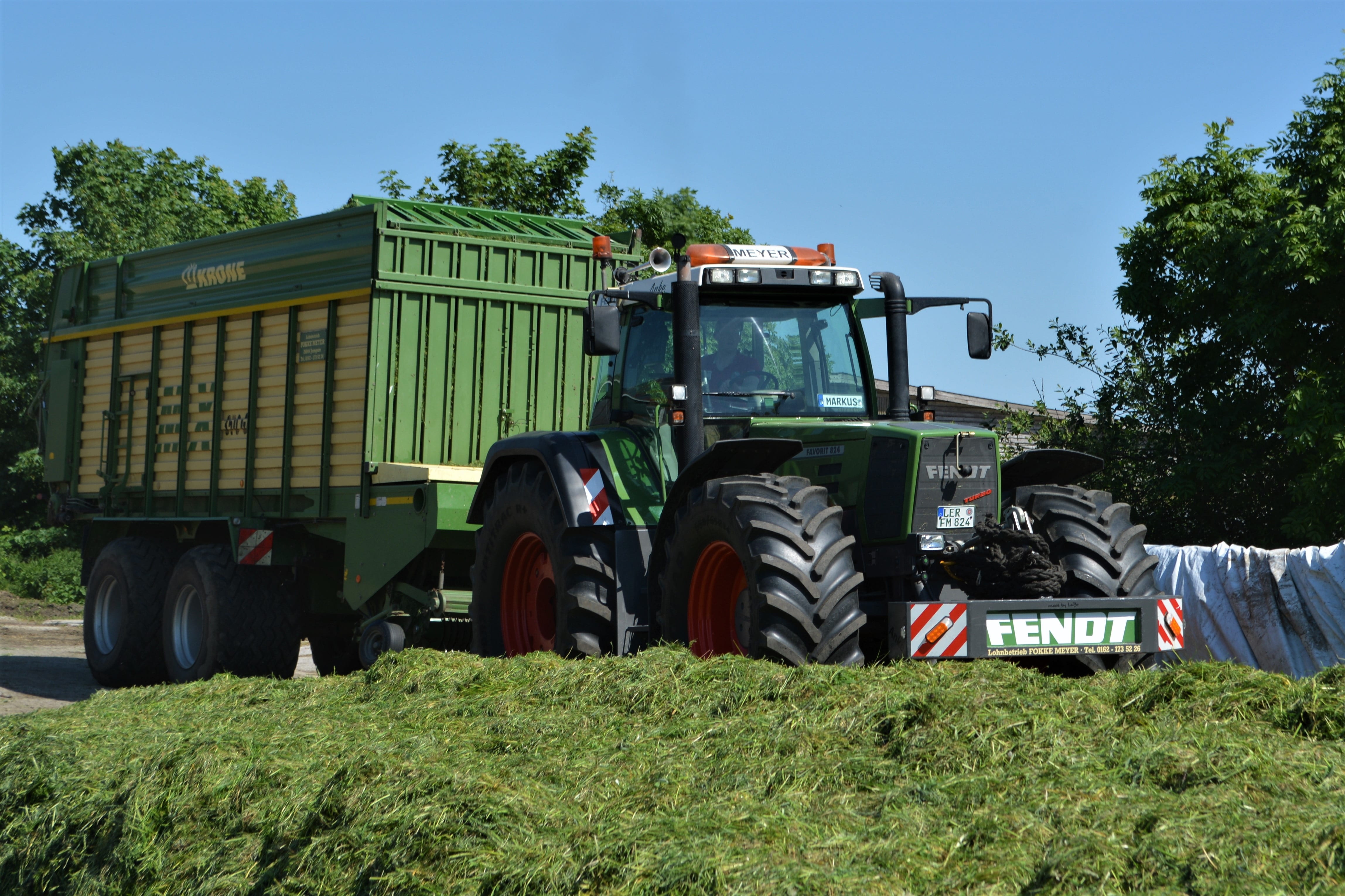 green color, rheiderland include a, agriculture, machinery, cattle feed, outdoors, agricultural equipment, commercial vehicle, field, transportation, day, HD Wallpaper