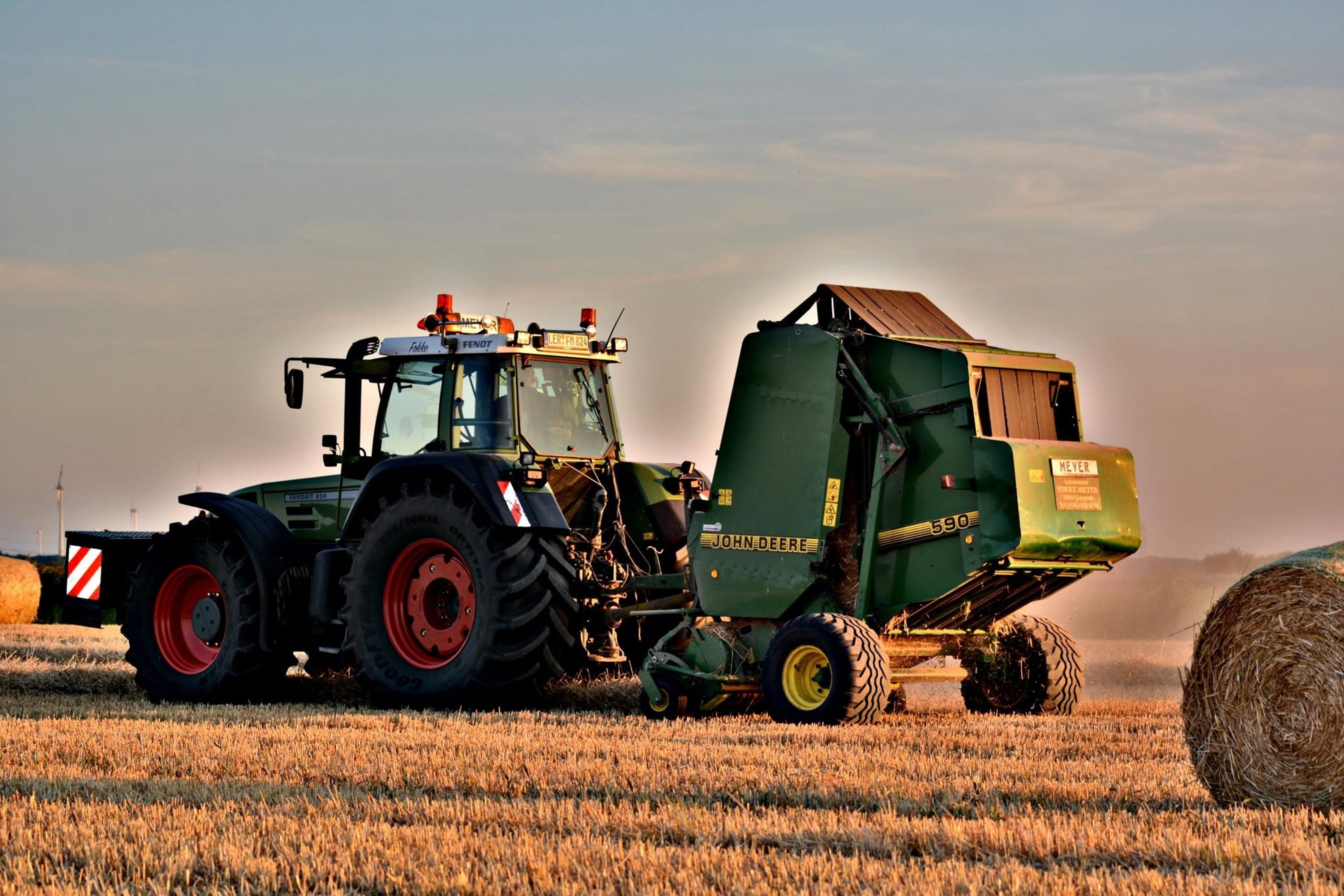 land vehicle, tractor, balers, arable land, midlum, 2K, baler, day, field, sunset, harvesting, sky, land, agricultural equipment, straw, farmer, john deere, HD Wallpaper