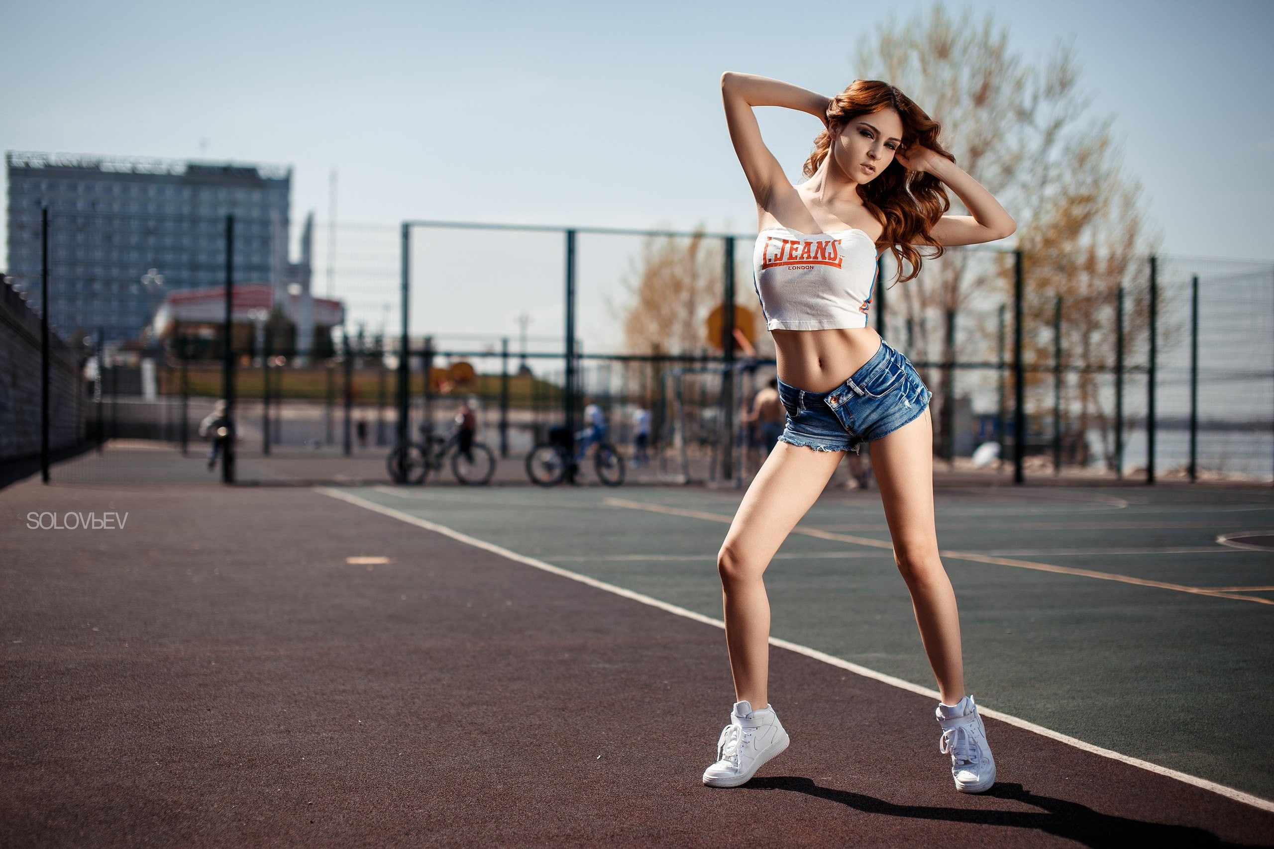 armpits, 2K, T-shirt, women, jean shorts, skinny, Ksenia Vegner, sneakers, HD Wallpaper