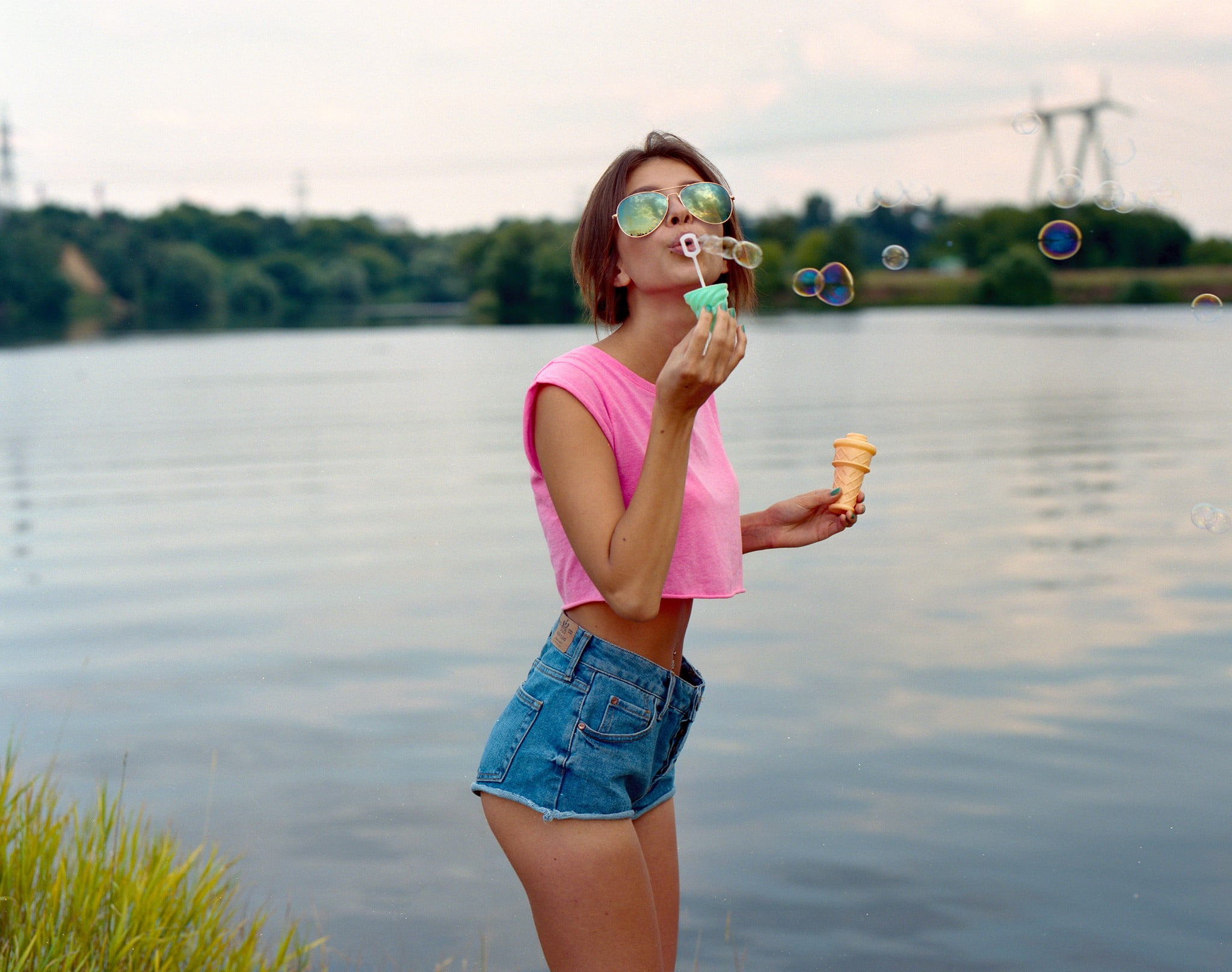 jean shorts, girls, front view, shorts, lifestyles, nature, outdoors, fashion, sunglasses, focus on foreground, leisure activity, women, day, real people, HD Wallpaper