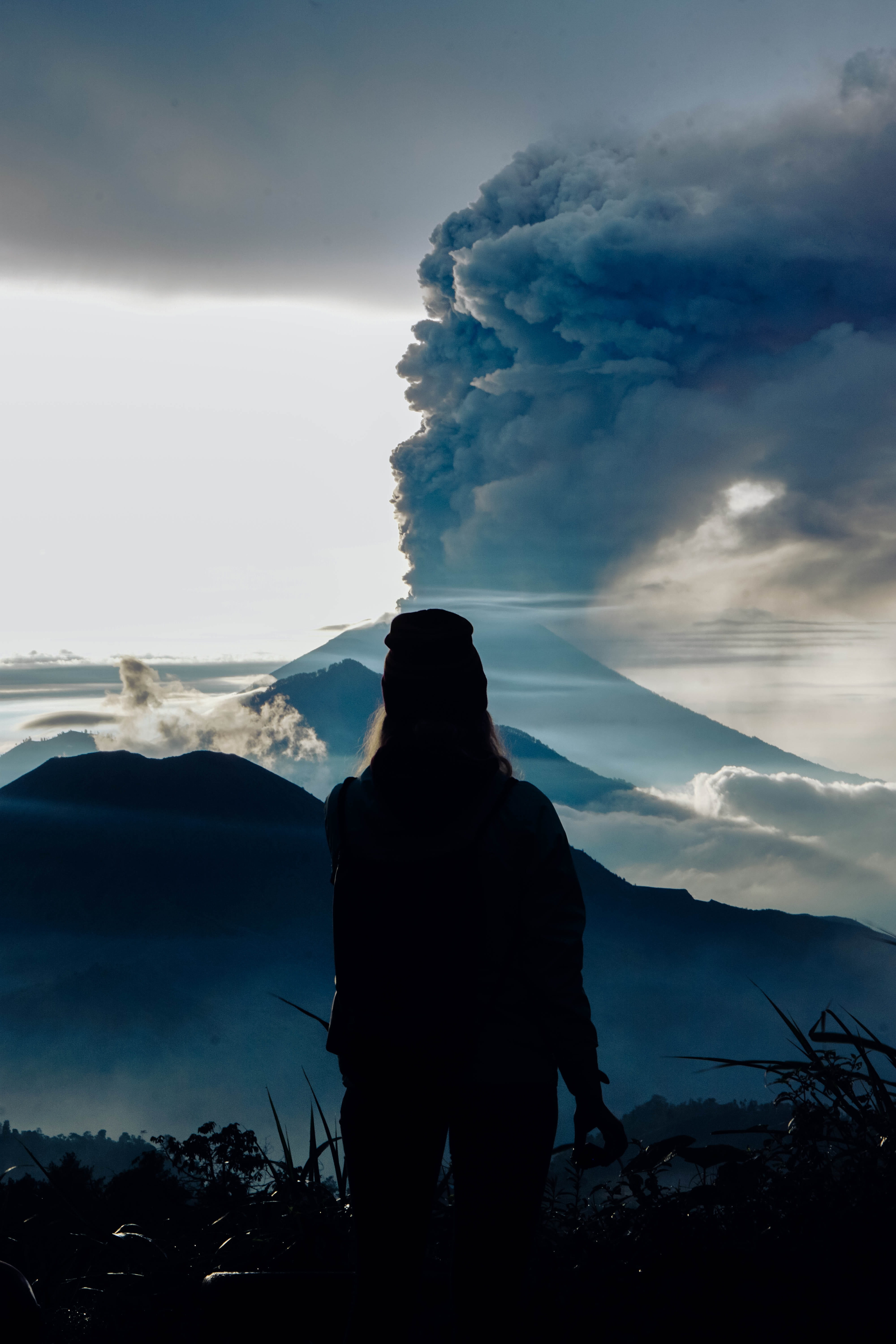 open, smoke, 5K, non-urban scene, real people, female, people, hiker, summer, dom, morning, rear view, young, mountain, sunny, relax, natural, girl, bali, Phone HD Wallpaper