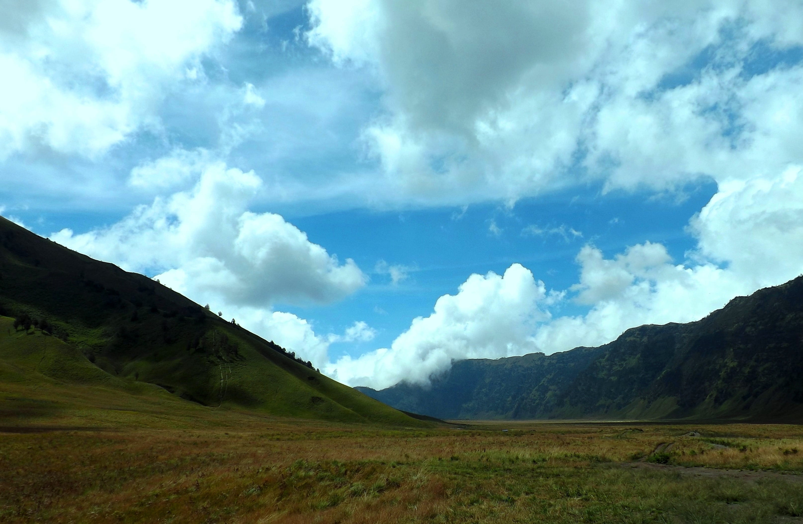 tranquil scene, panorama, gunung, valley, day, physical geography, savana, scenics - nature, green color, tranquility, environment, remote, nature, outdoors, HD Wallpaper