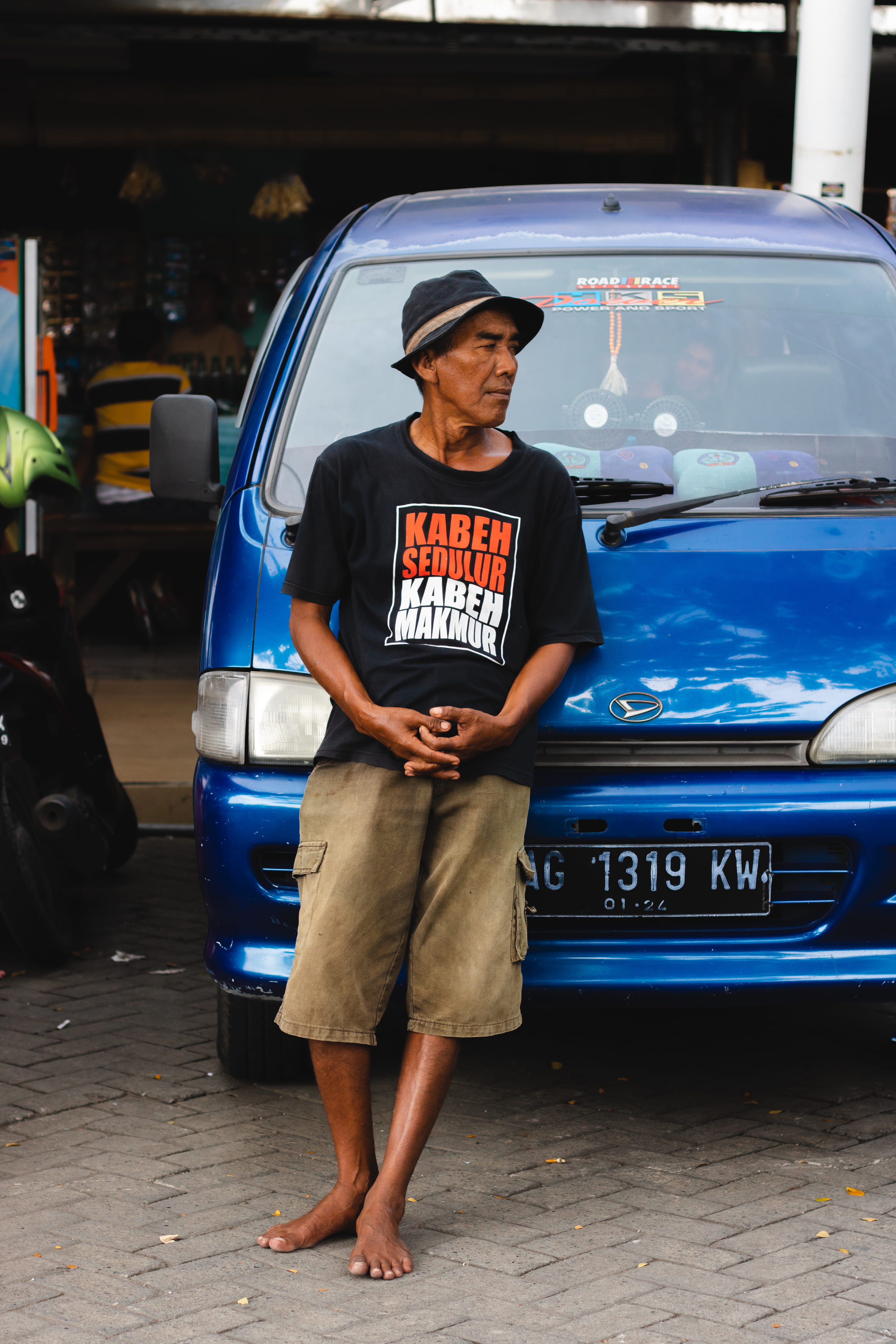 5K, one person, car, pasar ikan hias gunung sari, leisure activity, leaning, clothing, motor vehicle, wheel, person, surabaya, casual clothing, human, Phone HD Wallpaper