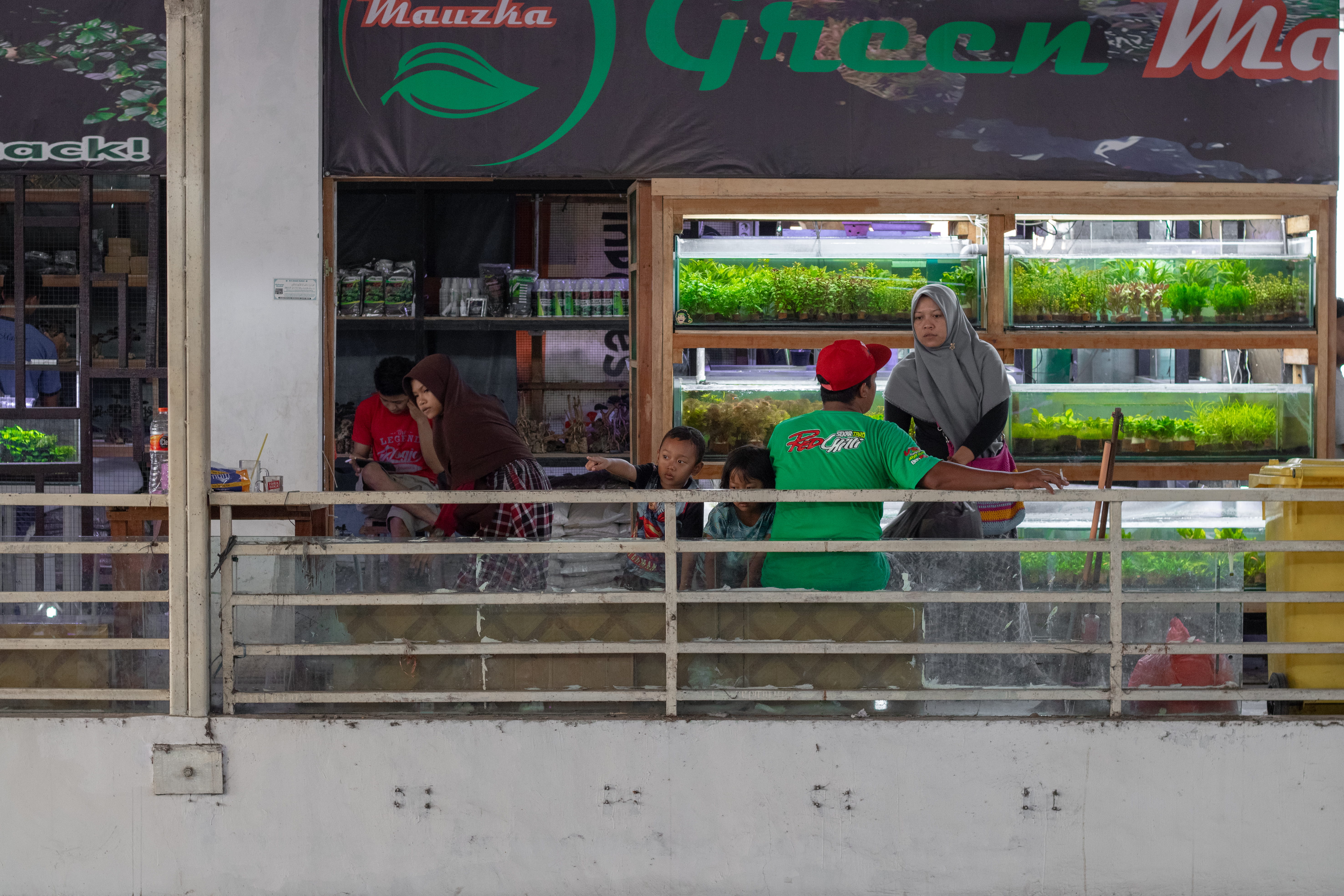 cafeteria, family, lifestyles, day, fish market, market, dessert, food court, indonesia, gunung sari, surabaya, human, women, text, men, person, food, kiosk, HD Wallpaper