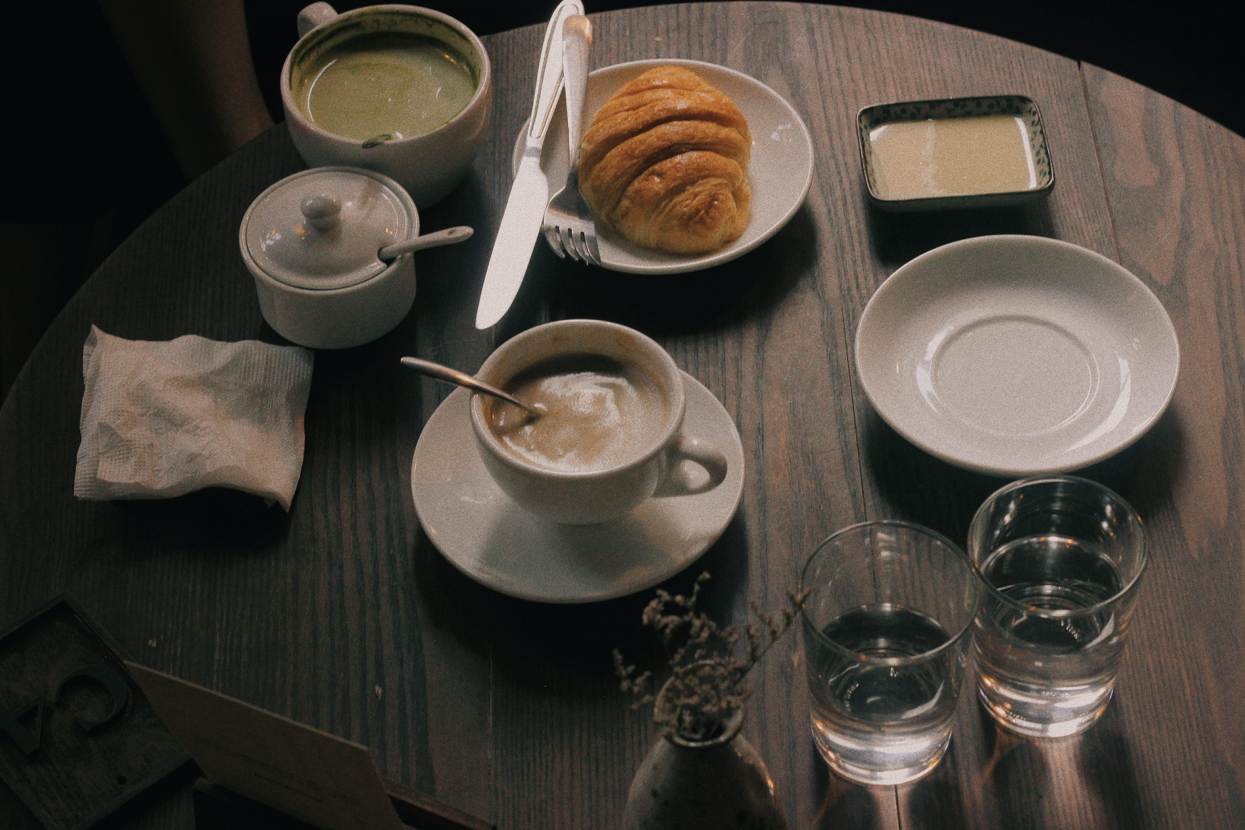drinking glass, crockery, high angle view, tray, meal, table, still life, coffee, bun, refreshment, glass, food, no people, kitchen utensil, chill, drink, HD Wallpaper