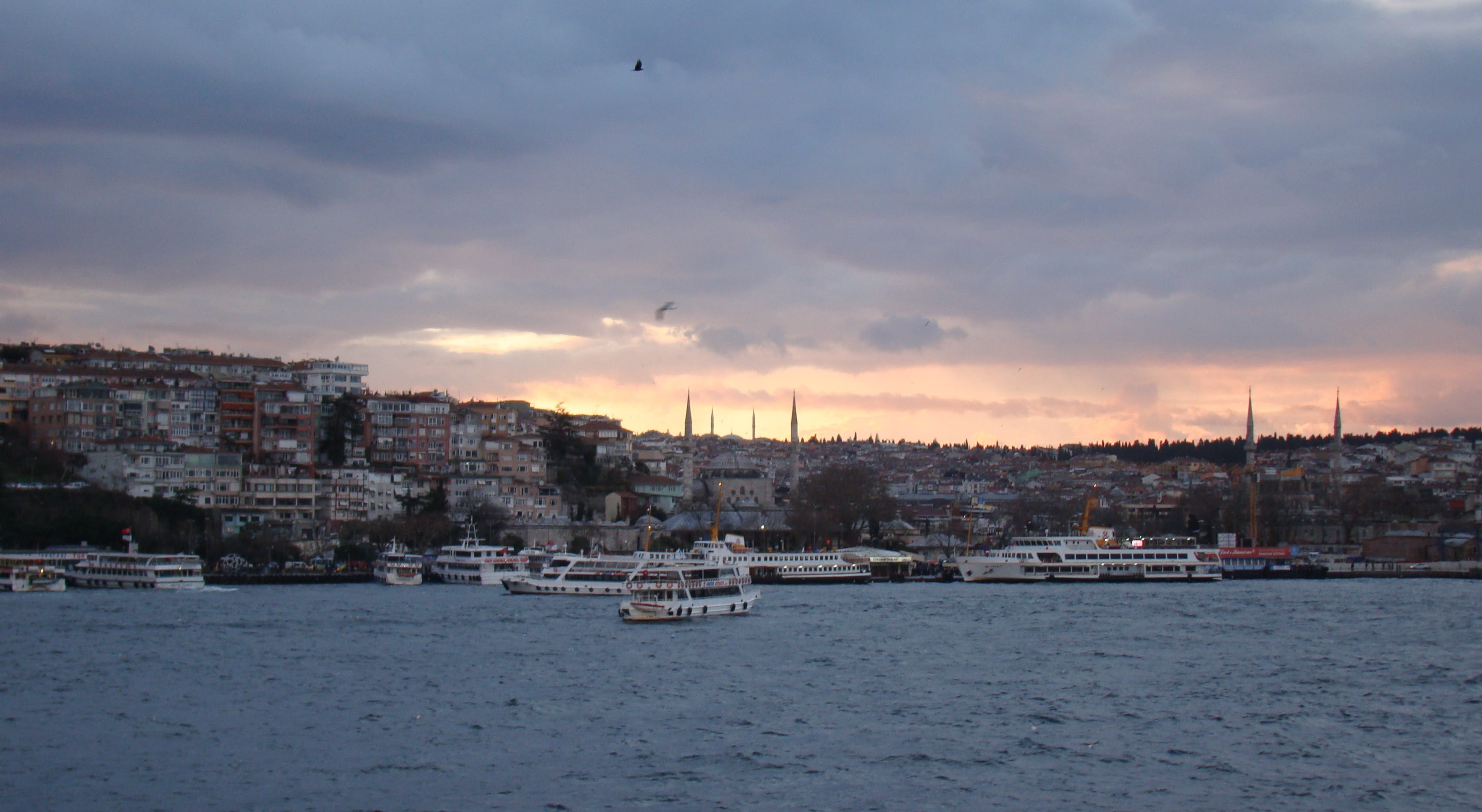 bateau-pilote, blue mosque, moored, dé troit, piloto de barco, turkey, bosphorus, clouds, ship, la mer noire, the pilot, canal, outdoors, architecture, HD Wallpaper