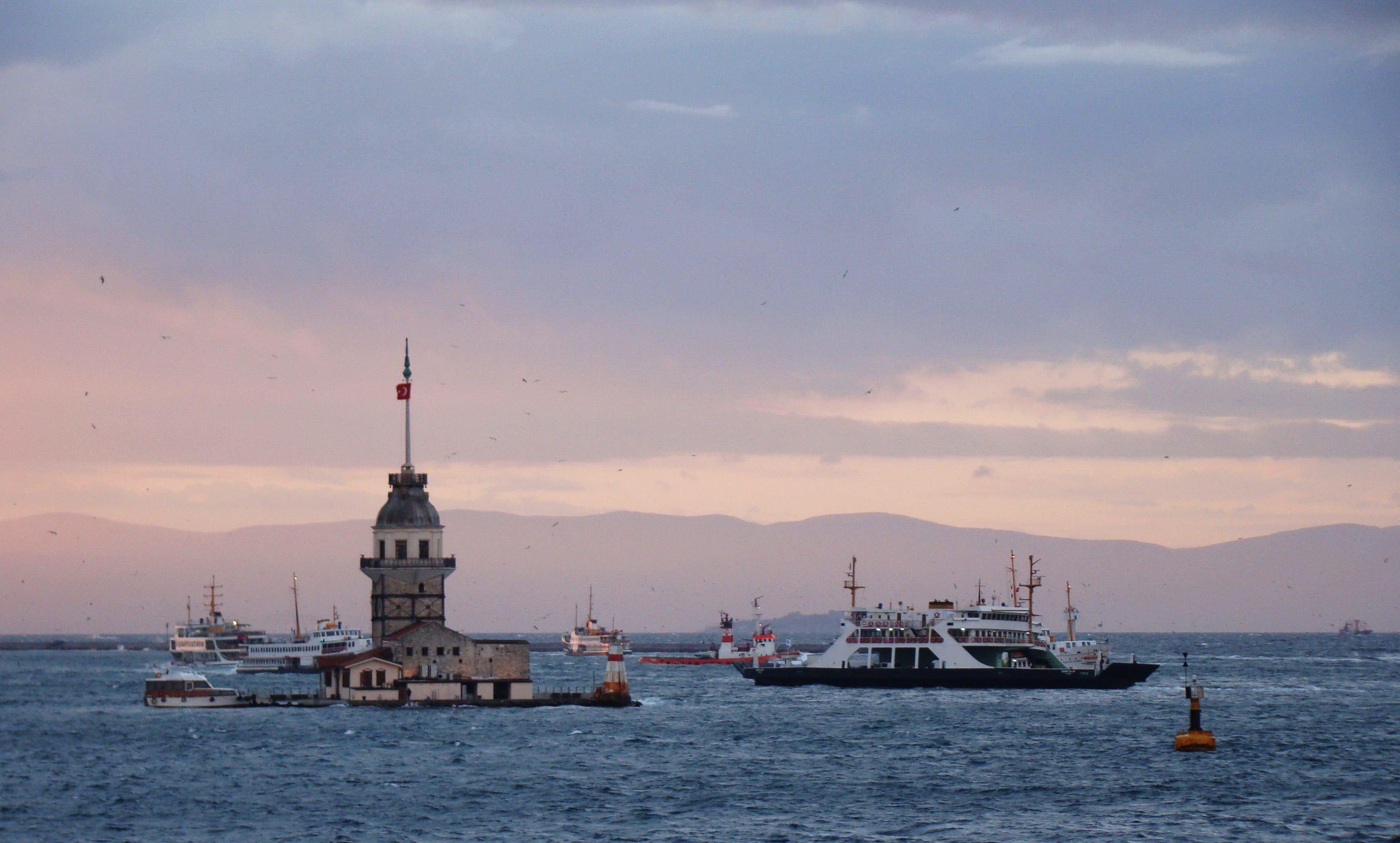 day, le navire, architecture, canal, dé troit, the pilot, 2K, cloud - sky, pilot, on the move, built structure, Strait, Bosphorus, water, la mer, Turkey, HD Wallpaper