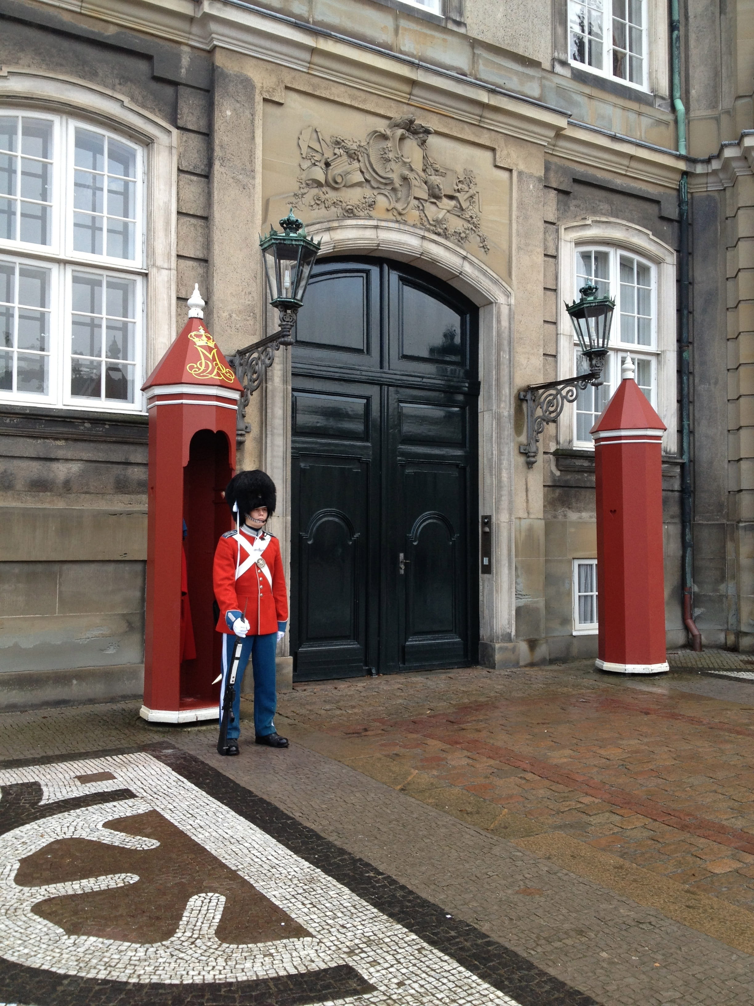 europe, architecture, Royal Life Guards, monarchy, danish, casual clothing, child, uniform, old, one person, queen, real people, full length, life, standing, Phone HD Wallpaper