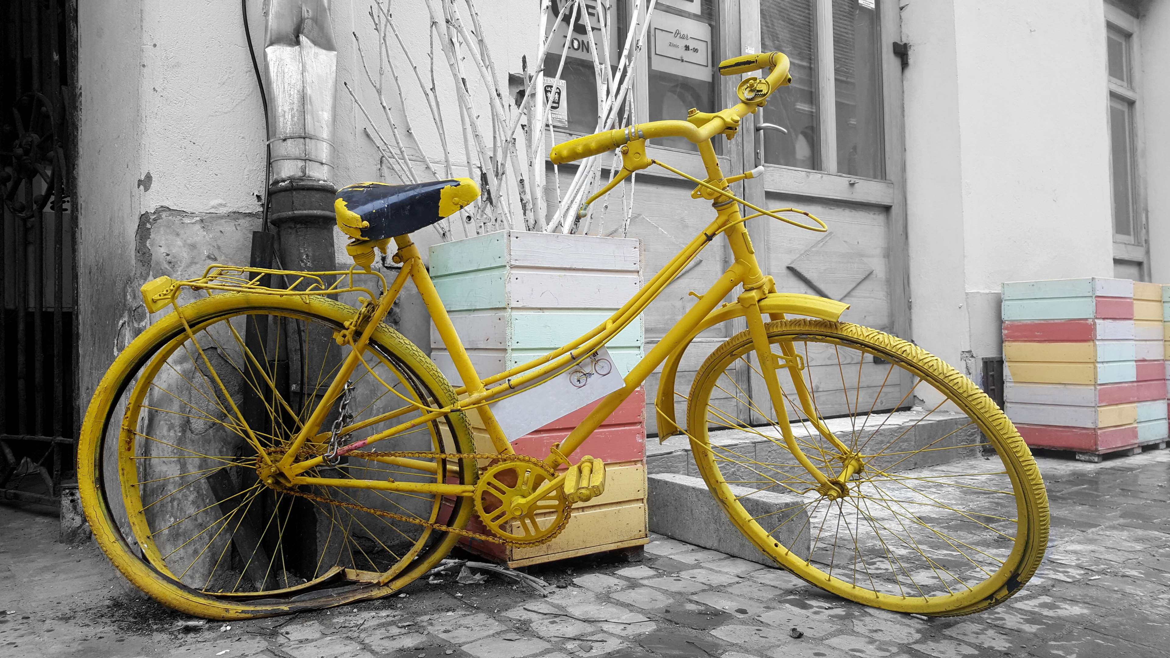 made of metal, bike isolated, exterior, design, land vehicle, brasov, black and white, wheel, wall - building feature, entrance, transportation, street, HD Wallpaper
