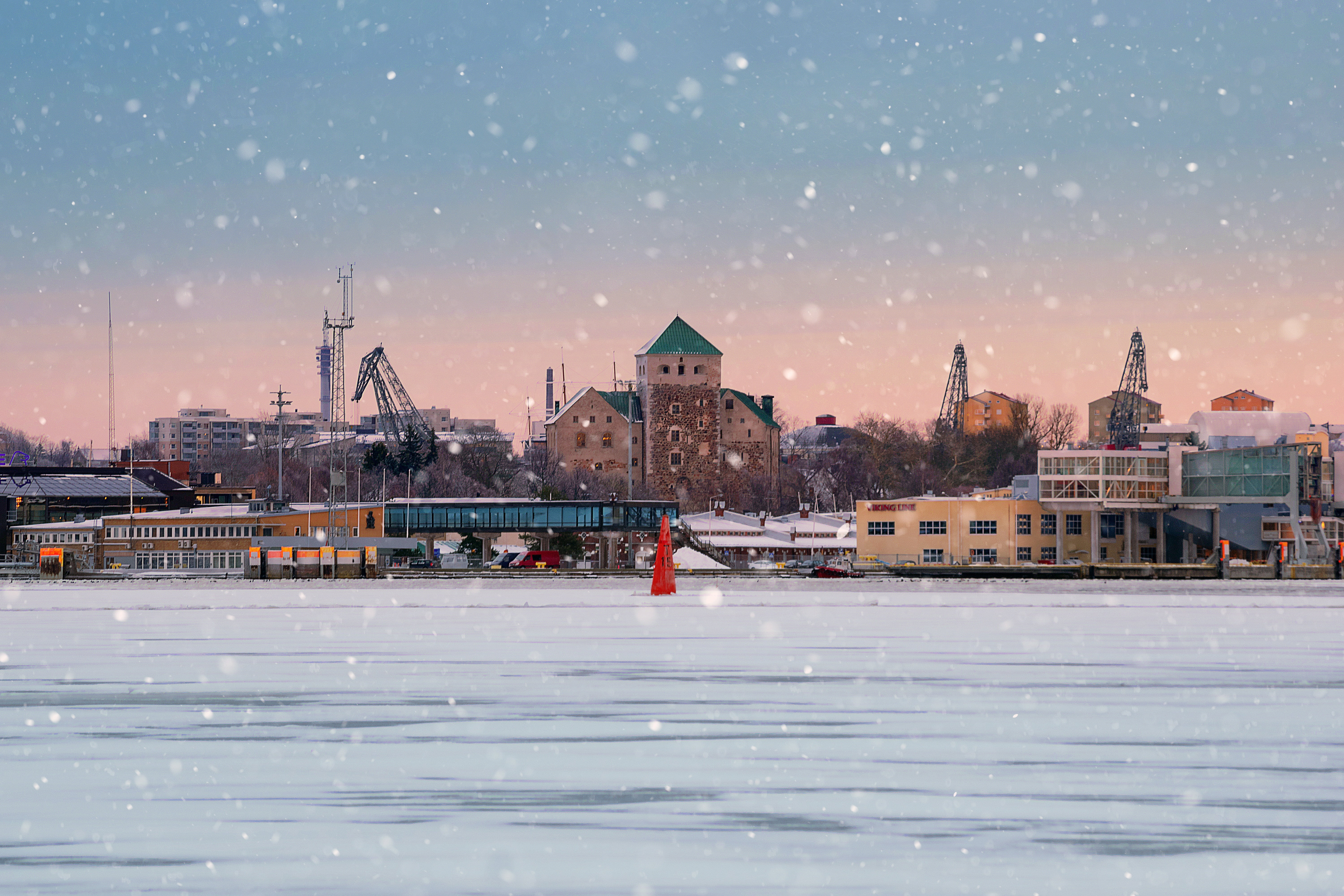 frozen, outdoors, turkus castle, snow rain, evening, landscape, architecture, nature, extreme weather, turku, snowing, dusk, city, building, sea, water, HD Wallpaper