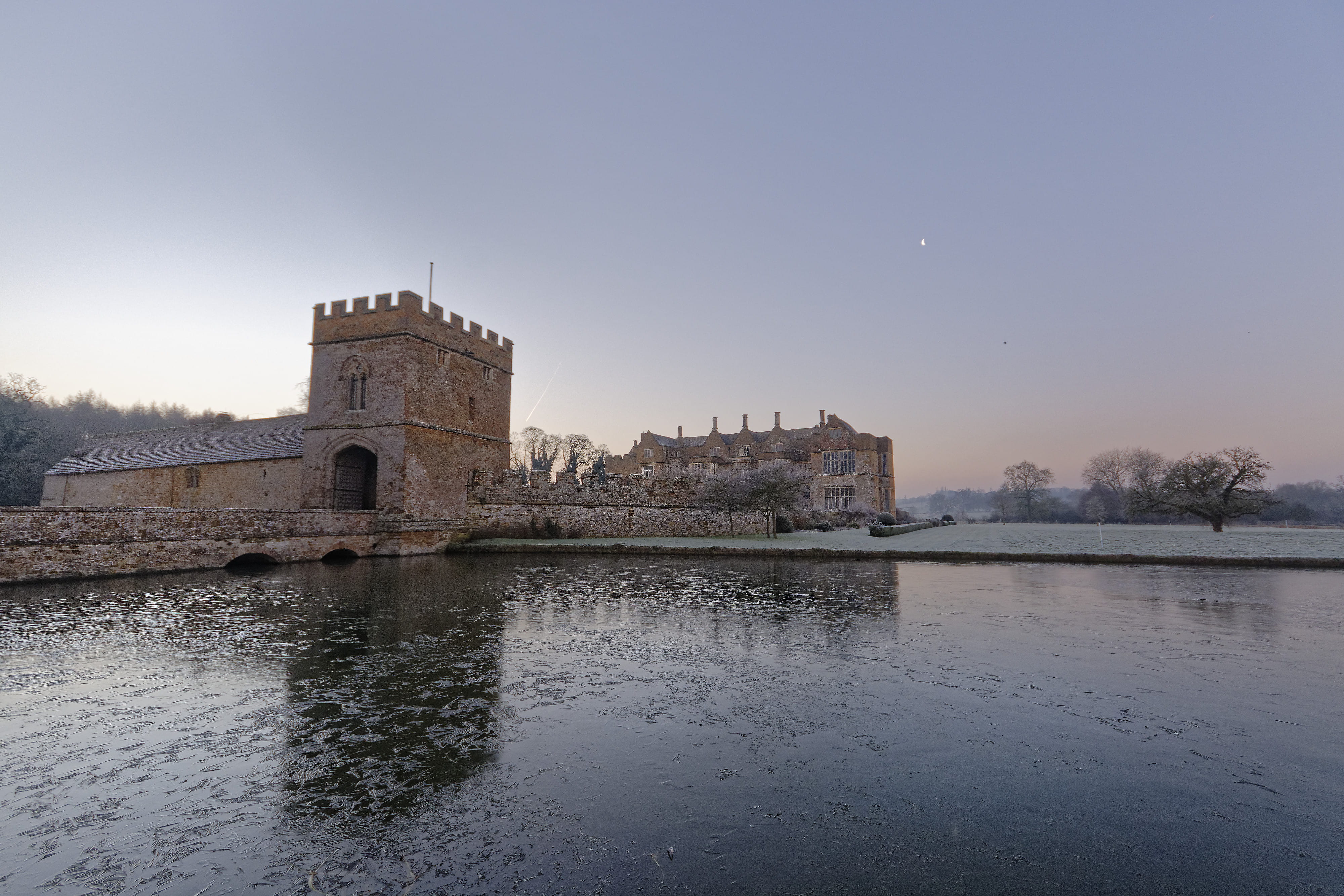 moat, no people, castle, history, nature, building, outdoors, england, architecture, reflection, travel destinations, the past, built structure, lake, clear sky, HD Wallpaper