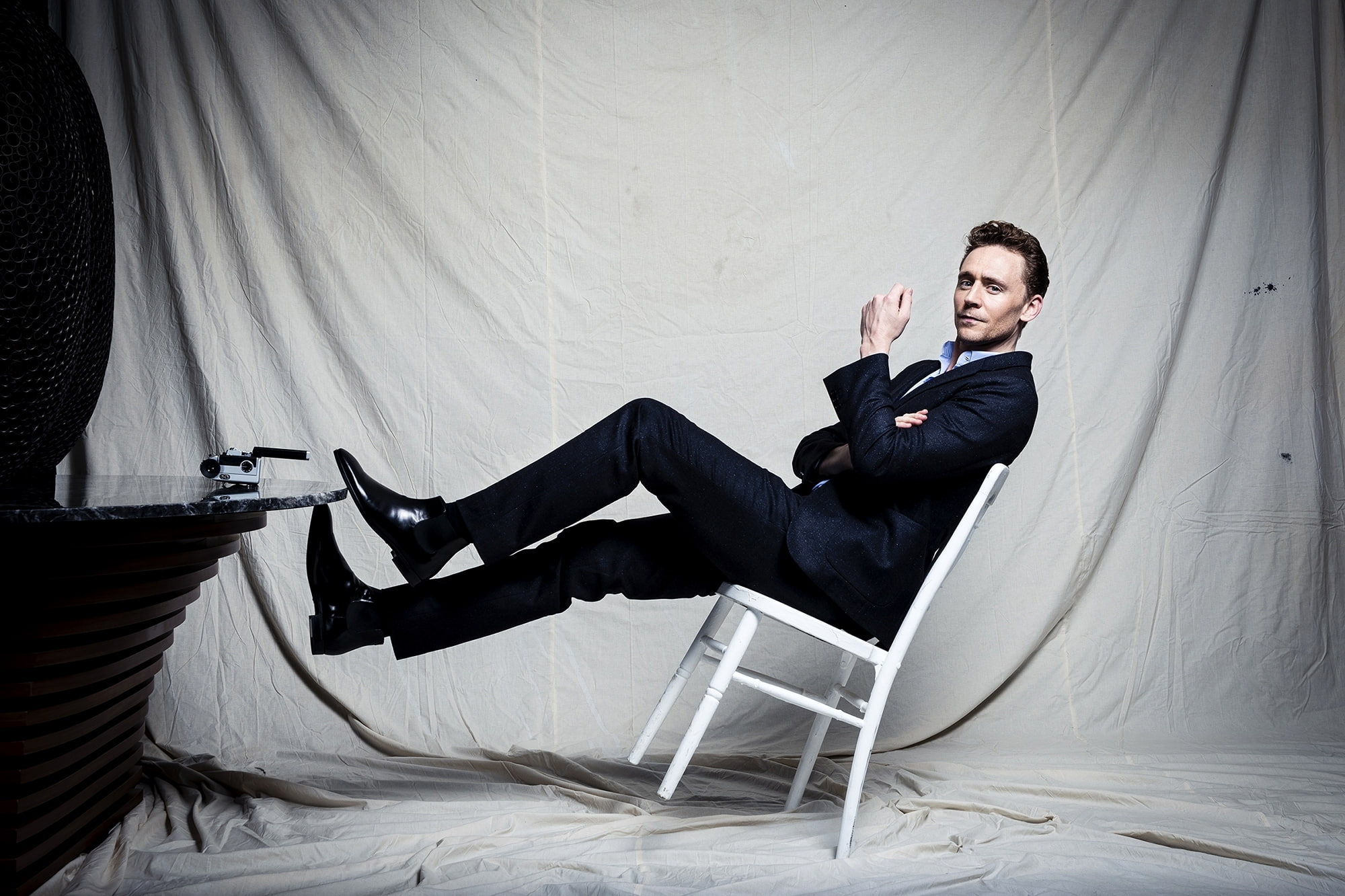 sitting, adult, armchair, hiddleston, look, one person, 1080P, young men, chair, well-dressed, human arm, young adult, business person, Tom Hiddleston, HD Wallpaper