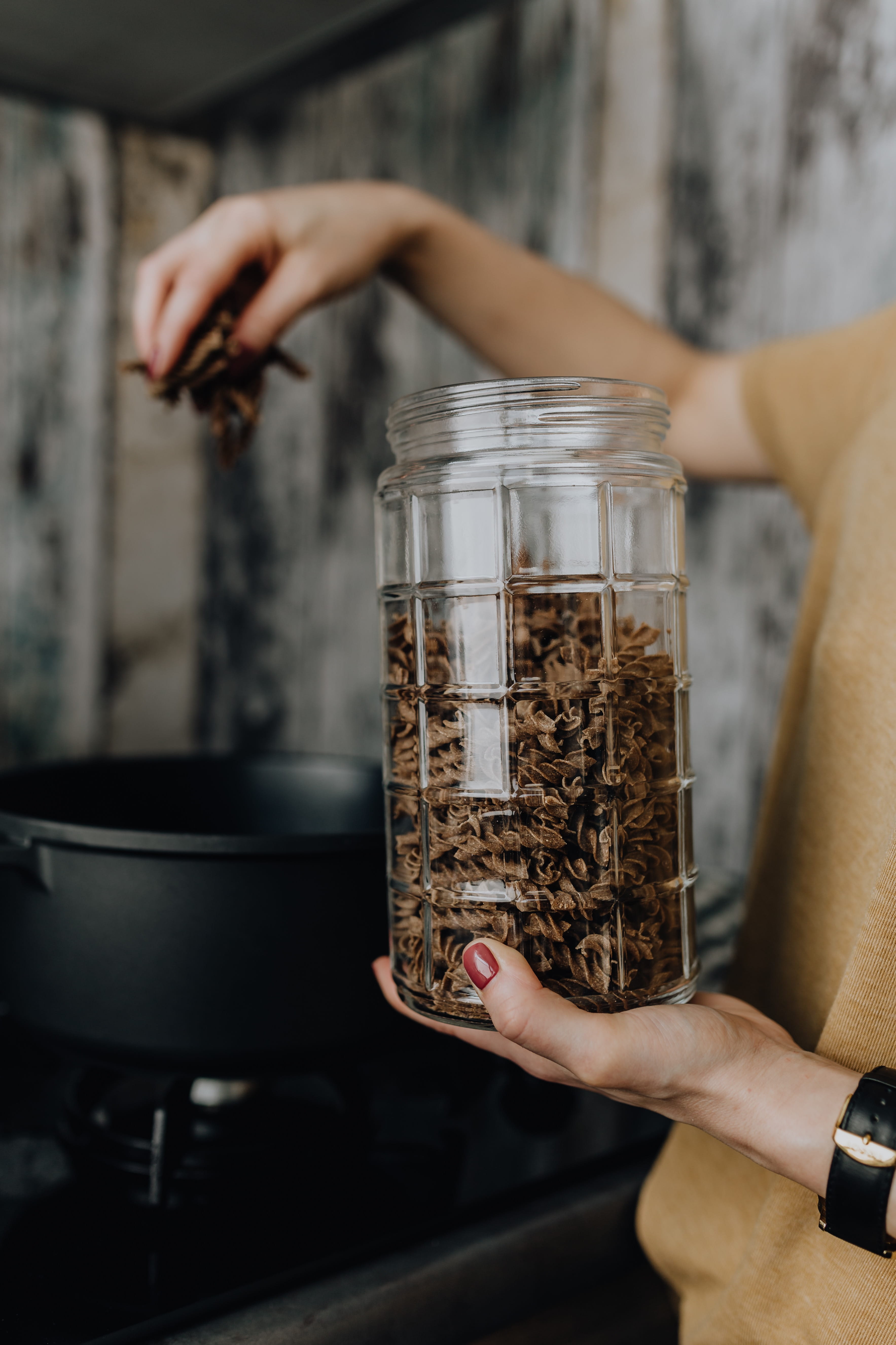 adult, kitchen, human hand, lifestyles, human limb, freshness, cooker, midsection, chef, boil, 5K, hand, focus on foreground, noodles, food and drink, Phone HD Wallpaper
