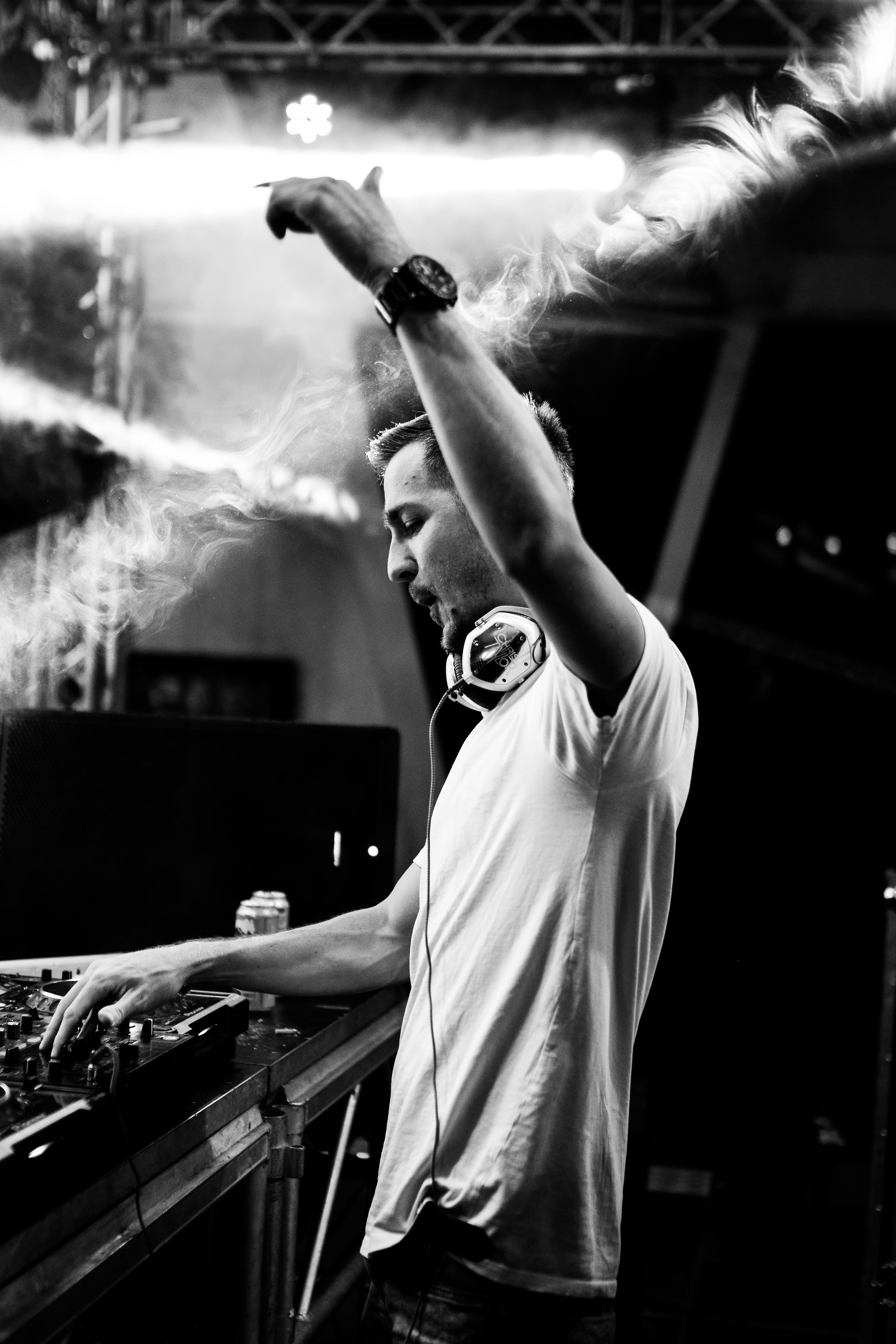5K, festival, young adult, music, men, real people, adult, turntable, performer, casual clothing, man, concert, party, dj, indoors, black and white, standing, Phone HD Wallpaper