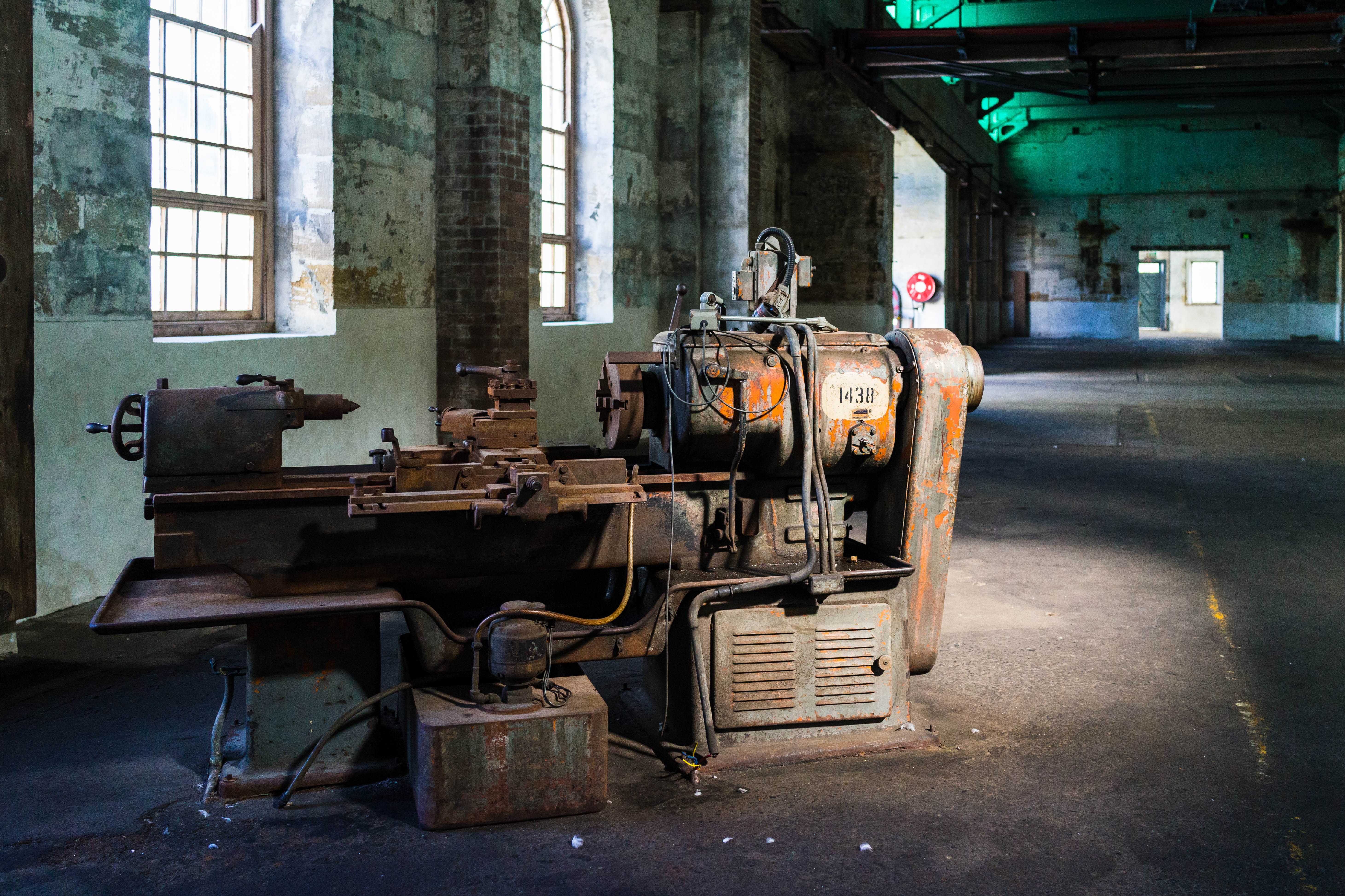 light, no people, day, room, industrial, decline, turning lathe, the past, window, industry, weathered, damaged, architecture, old machine, vintage, downtrodden, HD Wallpaper