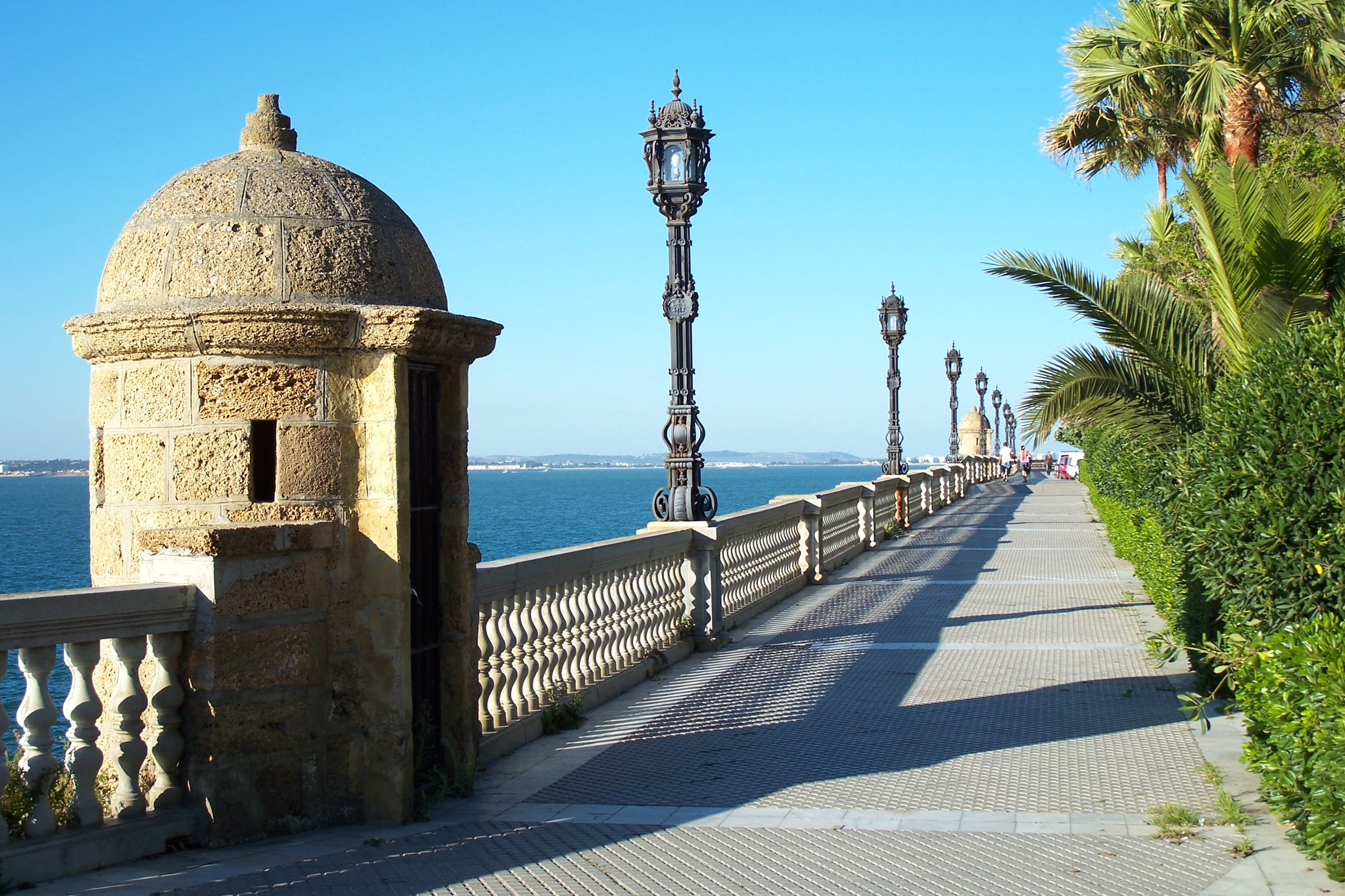 viewpoint, the way forward, streetlights, sunlight, incidental people, tree, water, 2K, sea, outdoors, cadiz, horizon over water, diminishing perspective, HD Wallpaper