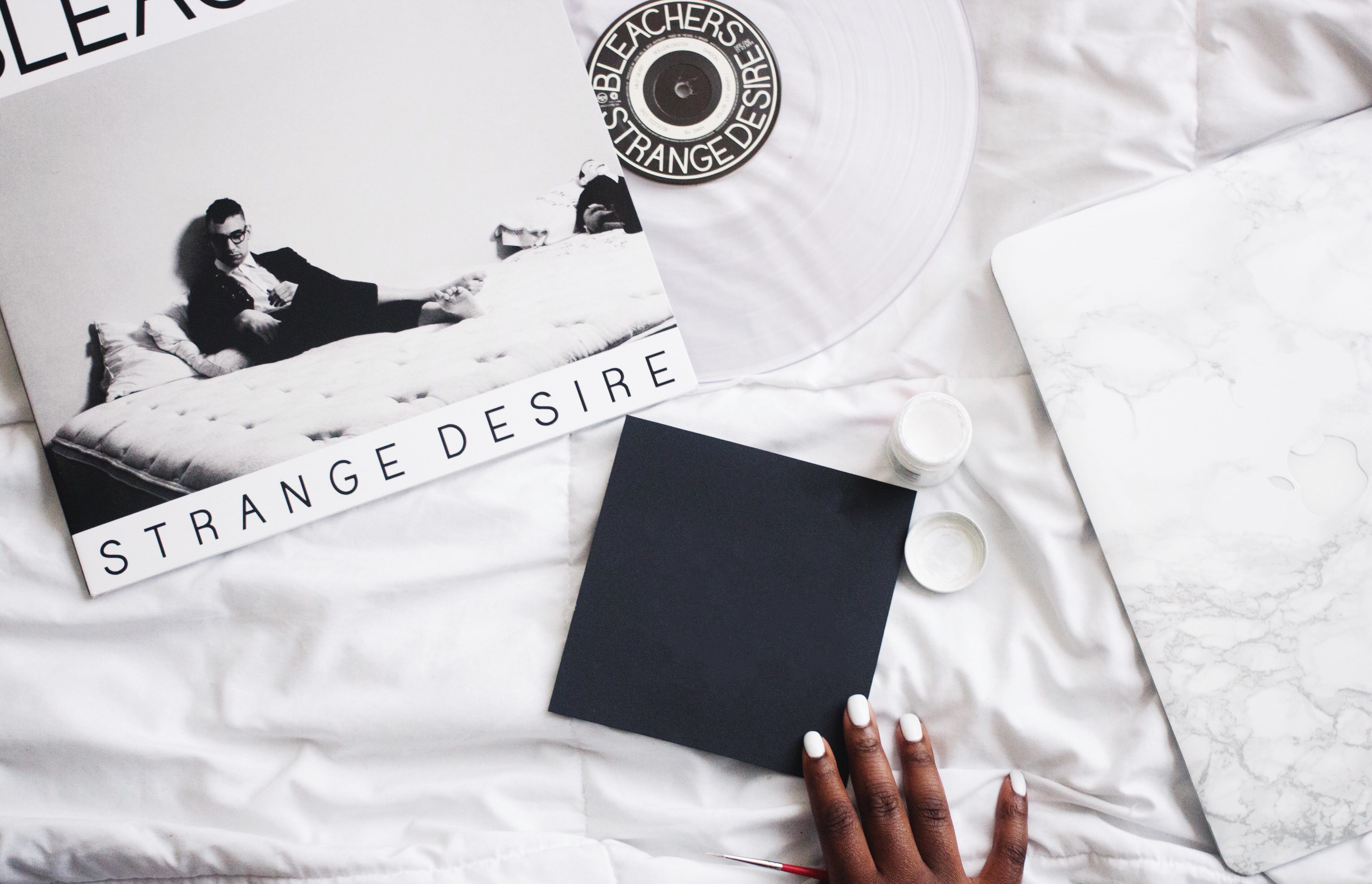 one person, real people, bed, relaxation, holding, connection, human representation, indoors, music, furniture, wireless technology, vinyl, representation, HD Wallpaper