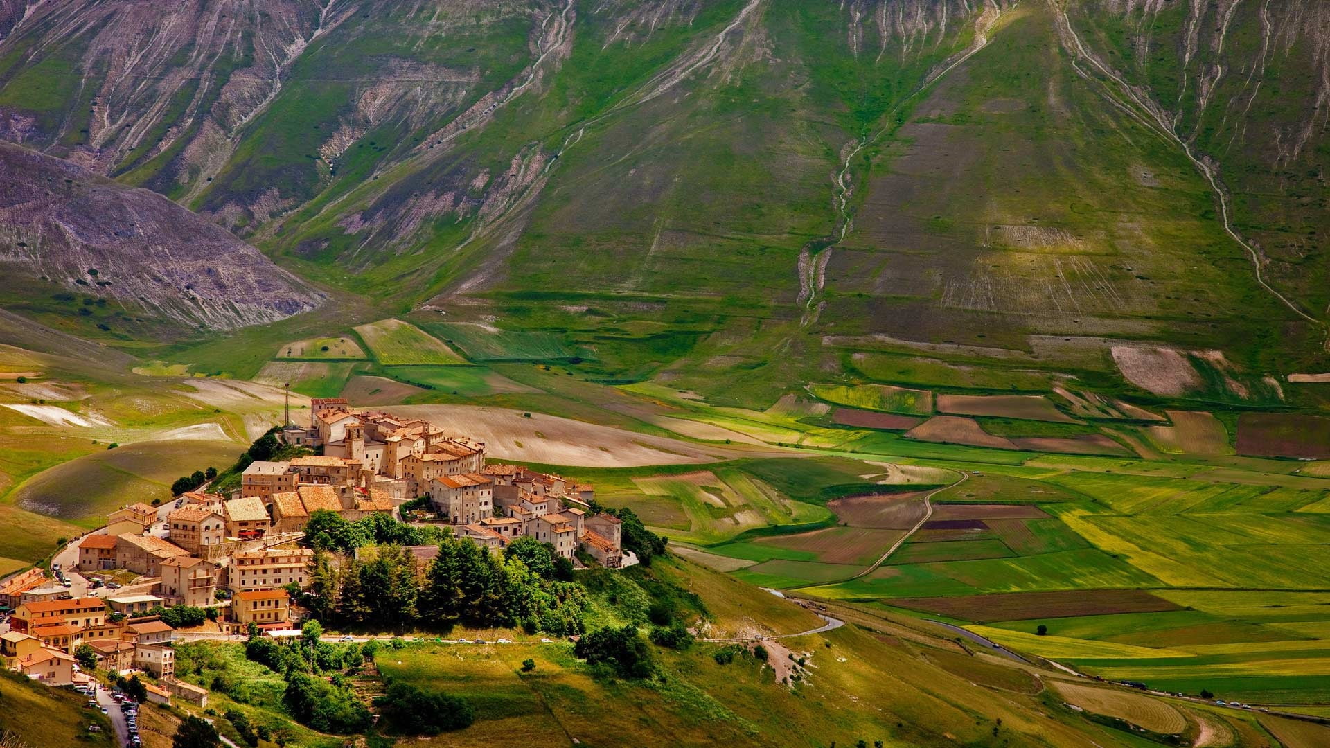 green, mountain, buildings, photography, Castelluccio, Slope, Fields, 1080P, Houses, Italy, Mountains, Village, beige, HD Wallpaper