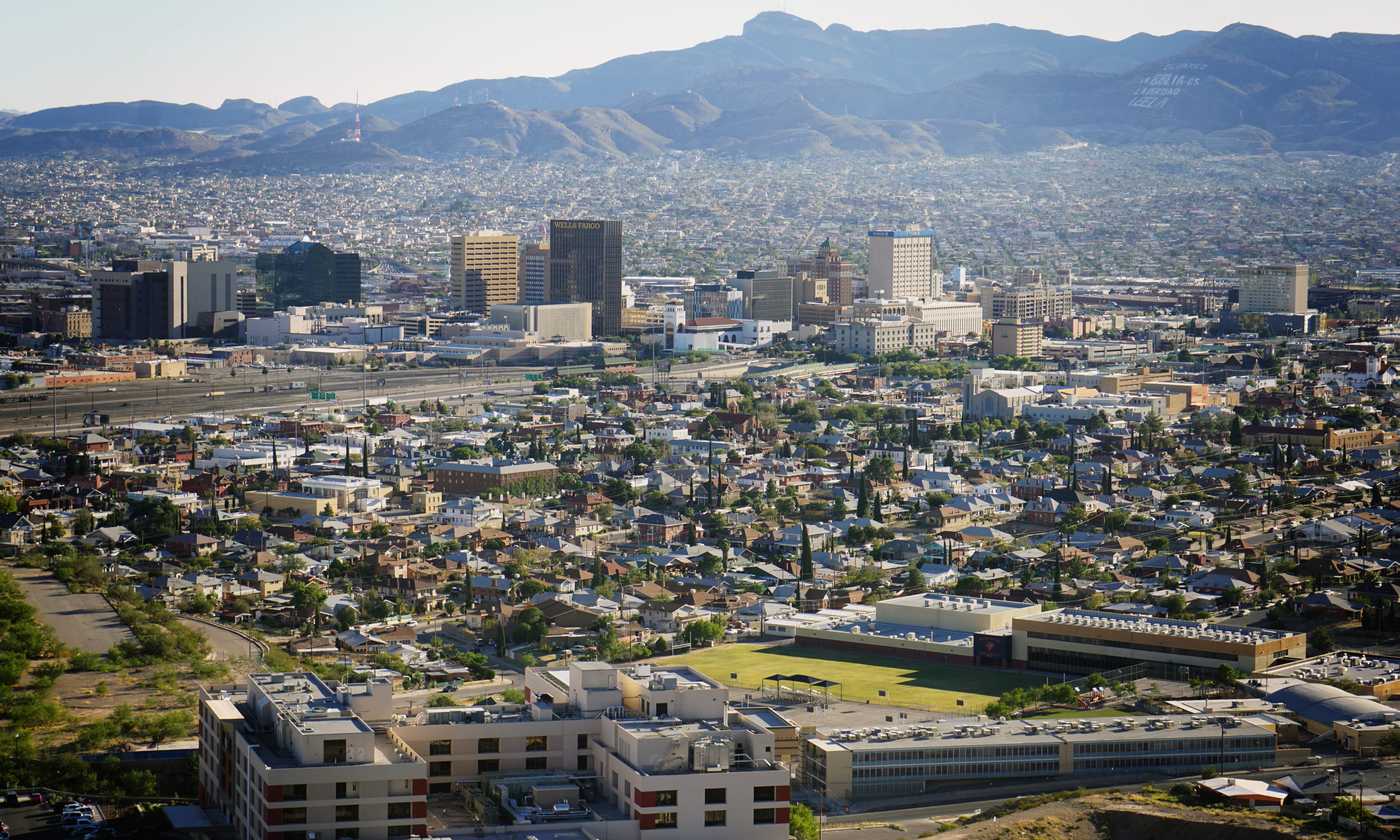 settlement, skyscraper, building exterior, mountain, 4K, usa, juarez, townscape, city, scenic drive, mexico, sunlight, crowd, outdoors, day, nature, cityscape, HD Wallpaper