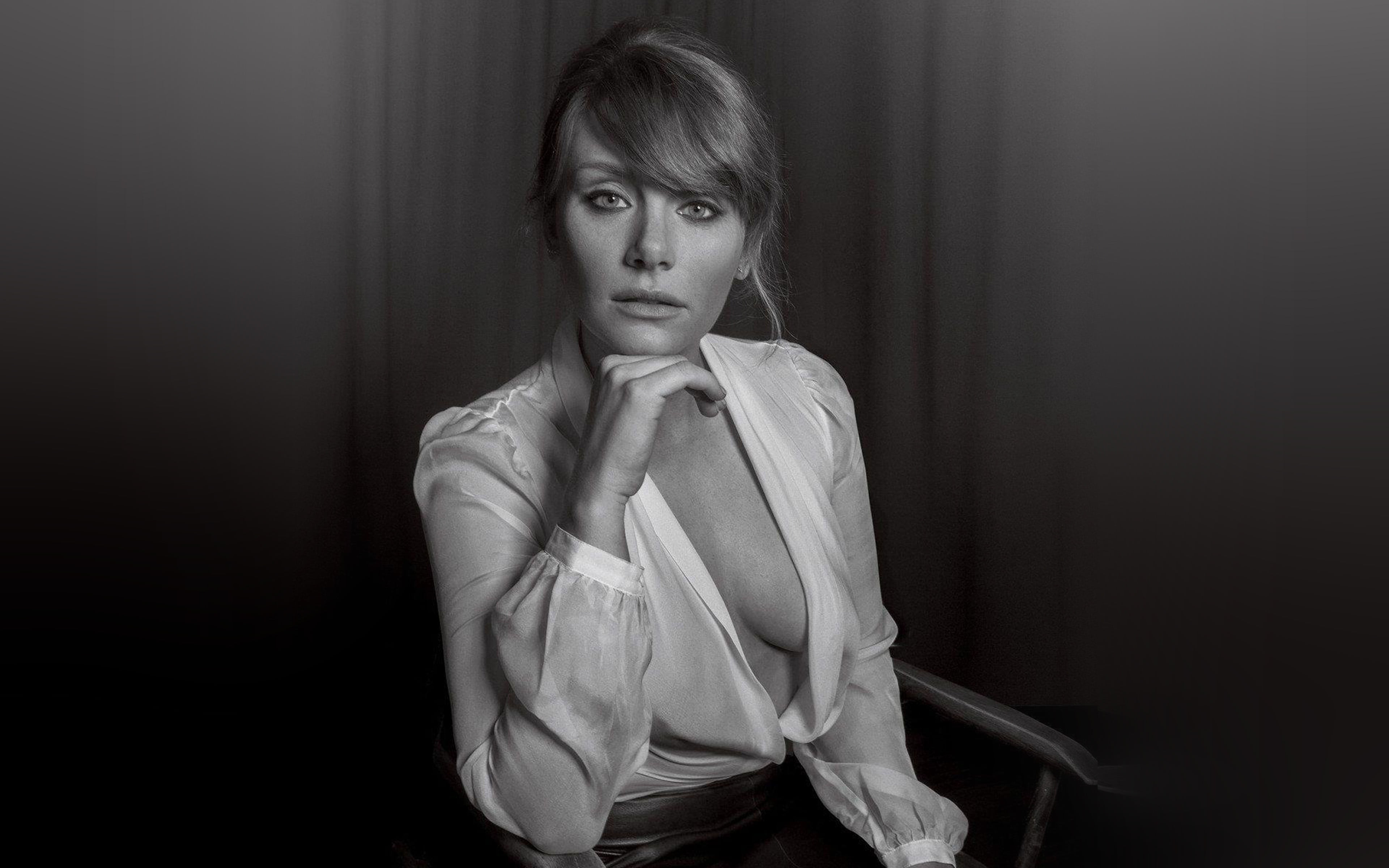 casual clothing, celebrity, beautiful woman, young adult, film, contemplation, bw, looking at camera, waist up, depression - sadness, bryce, dallas, emotion, HD Wallpaper