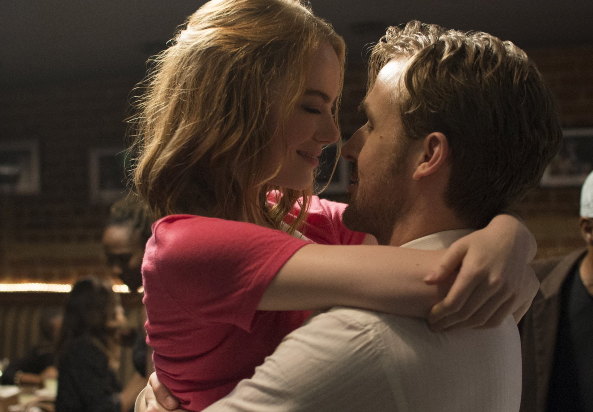 Movie, couple - relationship, Emma Stone, women, young adult, men, Ryan Gosling, 1080P, embracing, hairstyle, focus on foreground, falling in love, heterosexual couple, HD Wallpaper