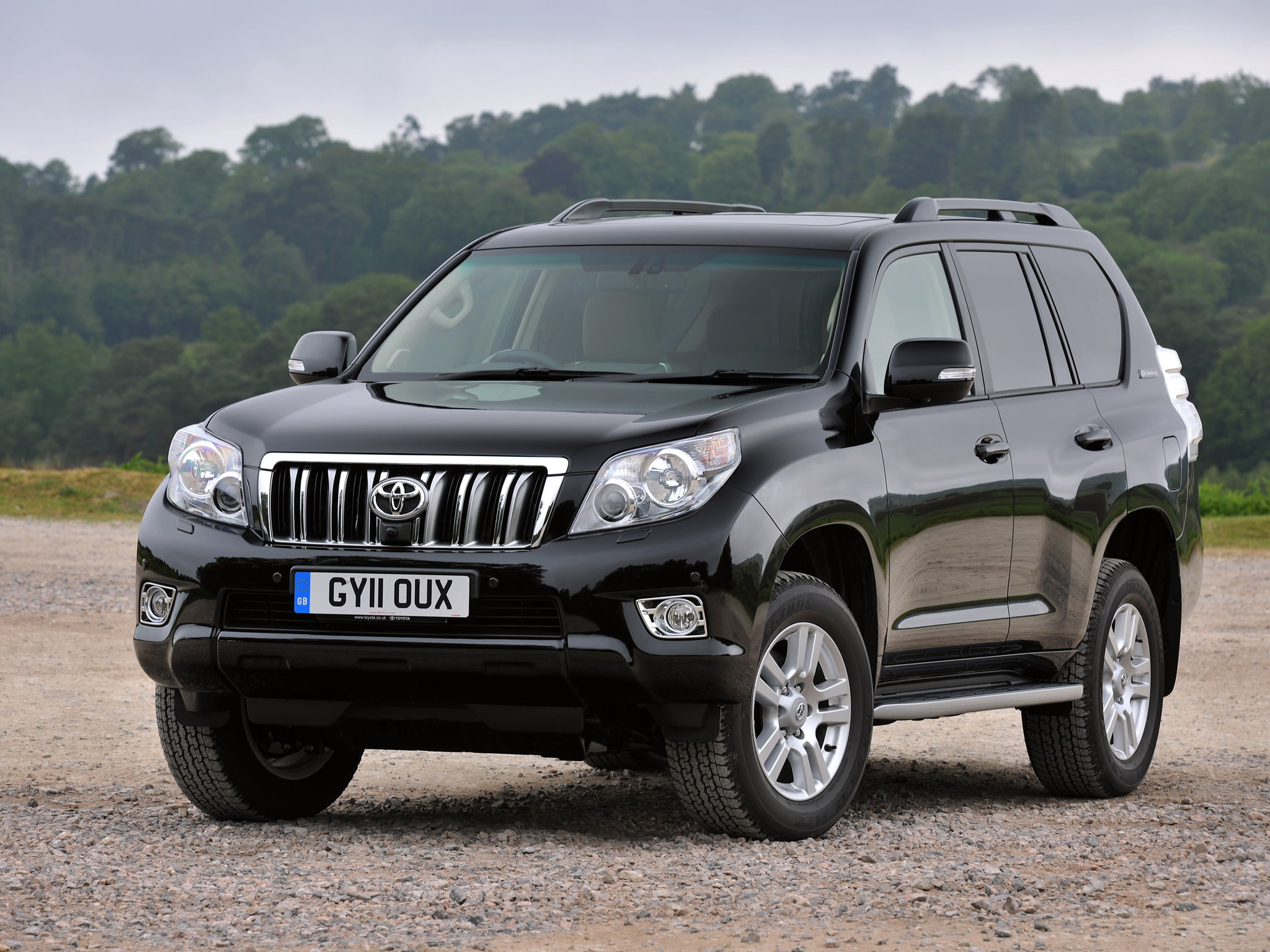 engine, focus on foreground, no People, retro styled, modern, speed, front View, black Color, tree, Toyota, shiny, outdoors, headlight, TLC Prado, Cruiser, HD Wallpaper