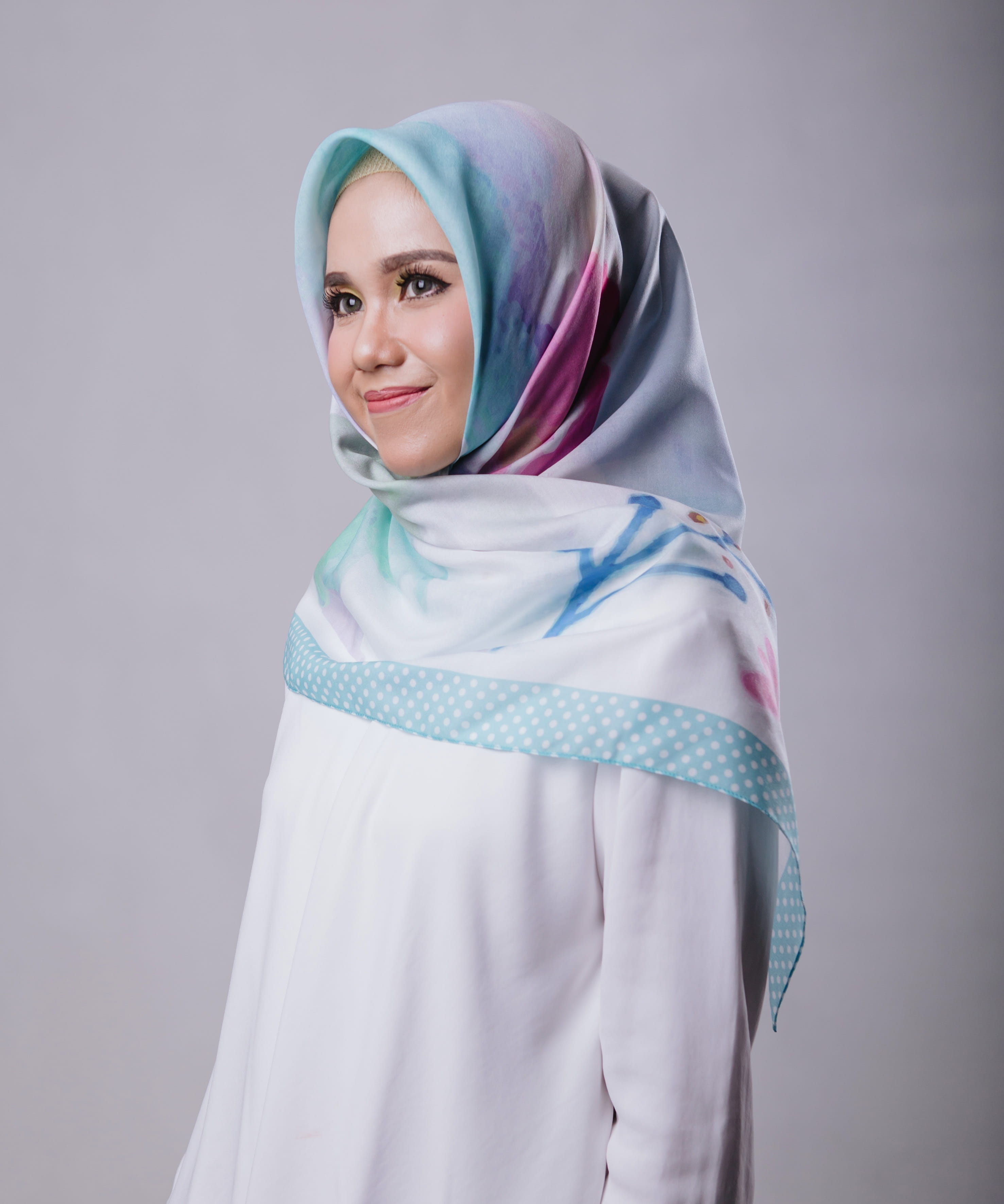 women, beauty, looking at camera, scarf, one person, girl, beautiful, 2K, gray background, studio shot, emotion, headscarf, smiling, gorgeous, young adult, Phone HD Wallpaper