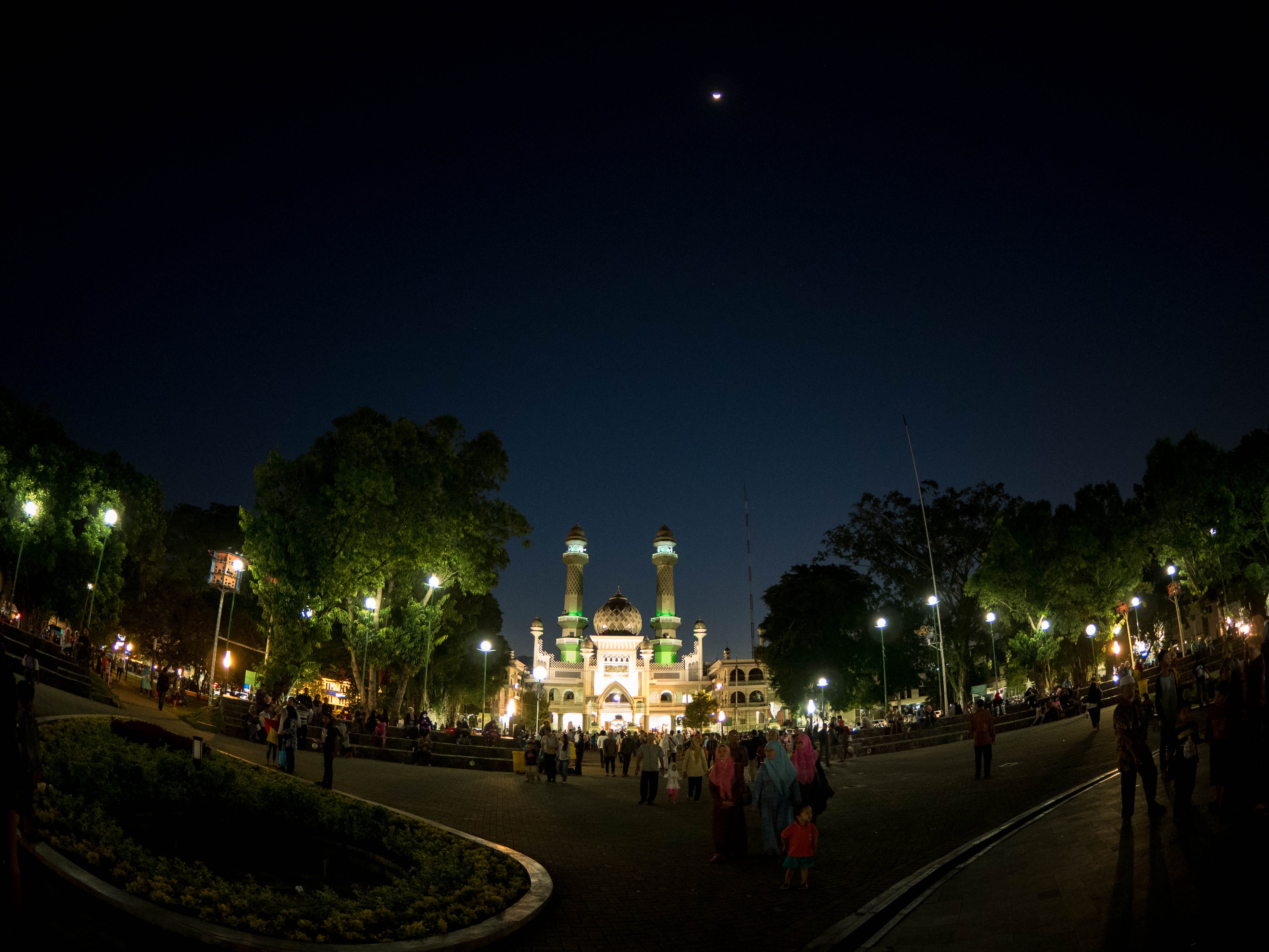 muslim, real people, 4K, indonesia, building exterior, architecture, city square, street, islam, malang, city, plant, square, building, sky, street light, HD Wallpaper