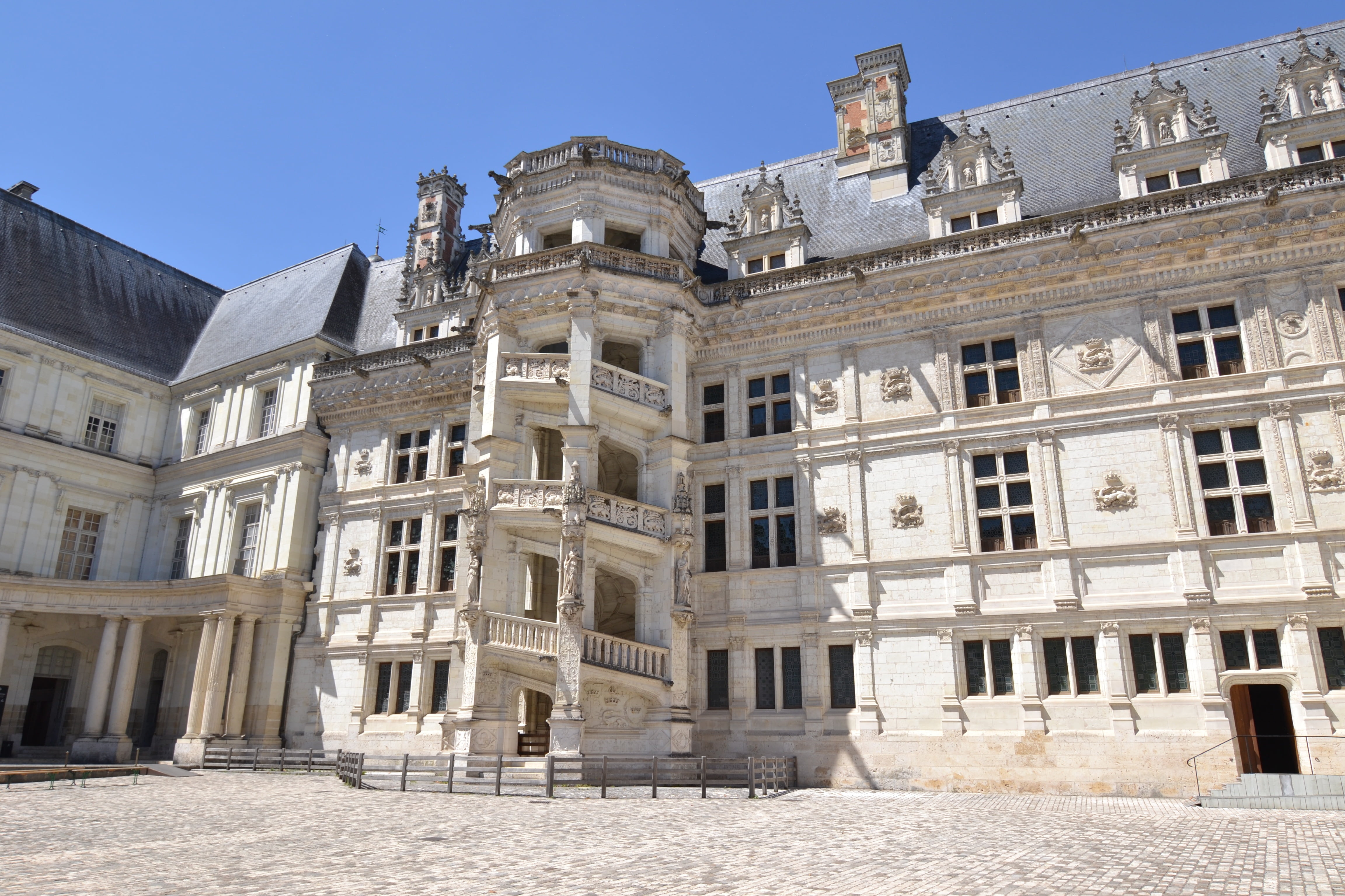 royal castle, sunlight, clear sky, city, sky, 4K, loire valley, salamander, residential district, ruined, travel destinations, pilasters, architecture, HD Wallpaper
