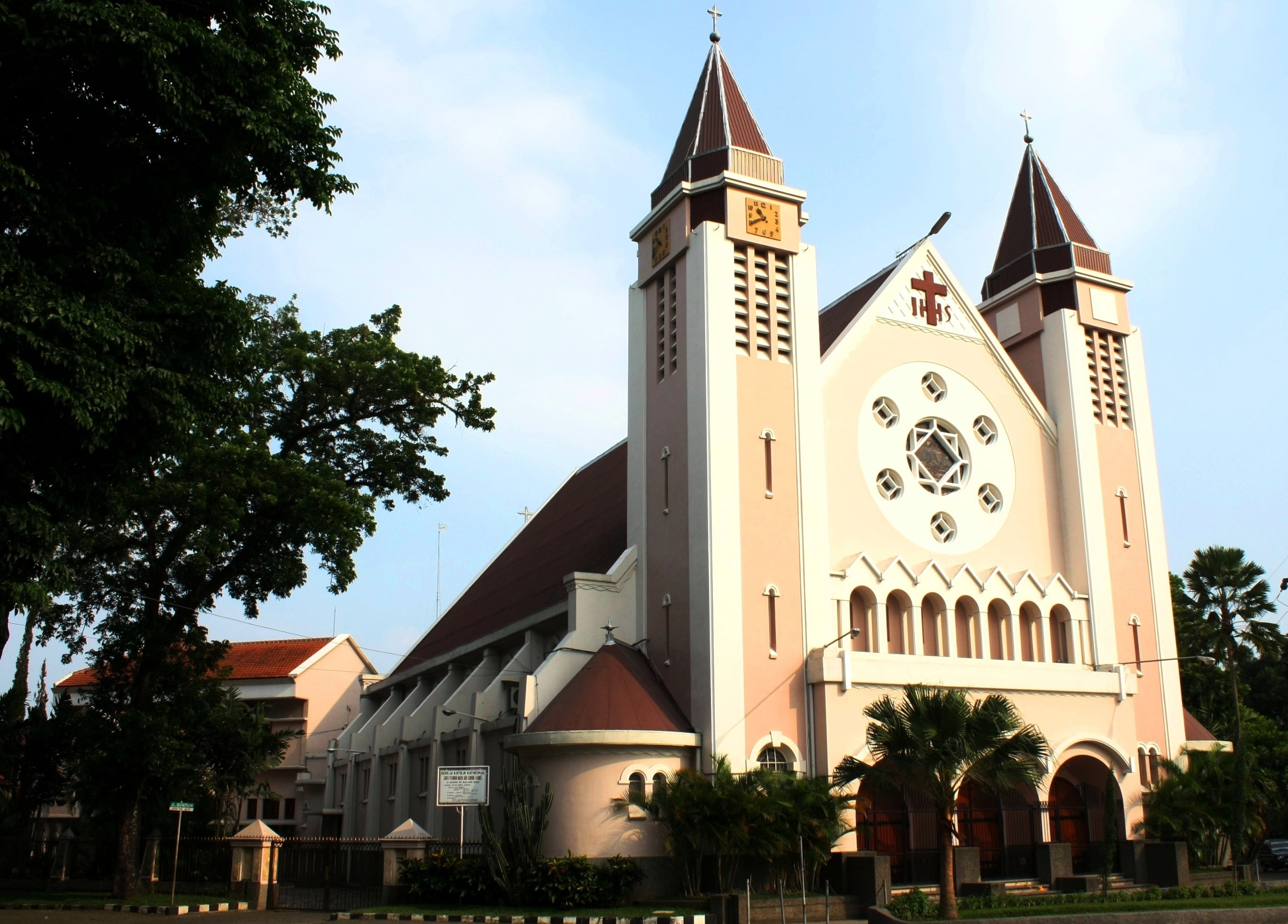building exterior, belief, jawa timur, 2K, katholik, religion, faith, malang, gereja ijen, nature, building, low angle view, architecture, tower, sky, HD Wallpaper