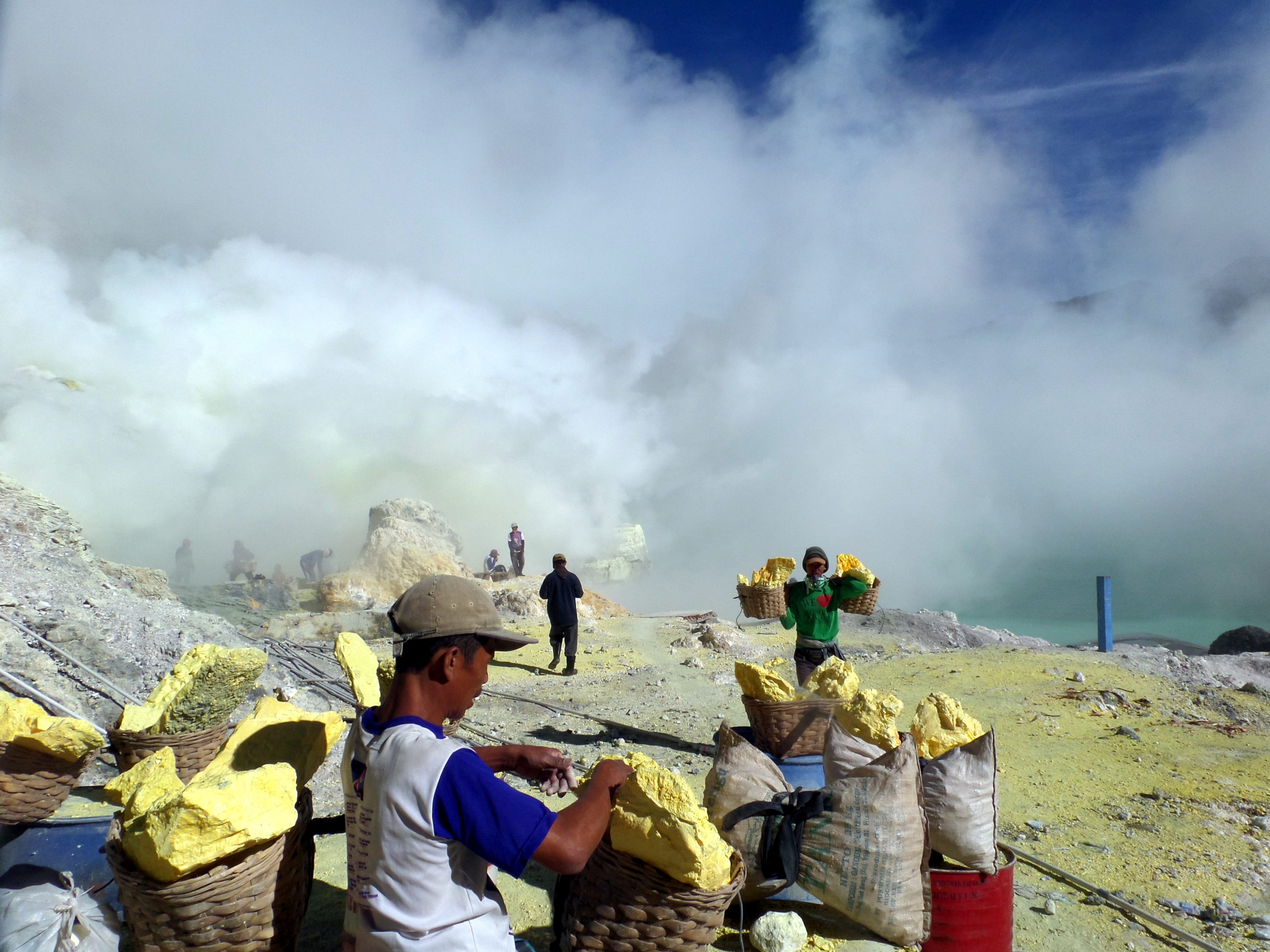 occupation, cloud - sky, crater, sitting, nature, miners, dangerous, women, ijen, 4K, ground, land, hard worker, smoke - physical structure, sky, real people, HD Wallpaper