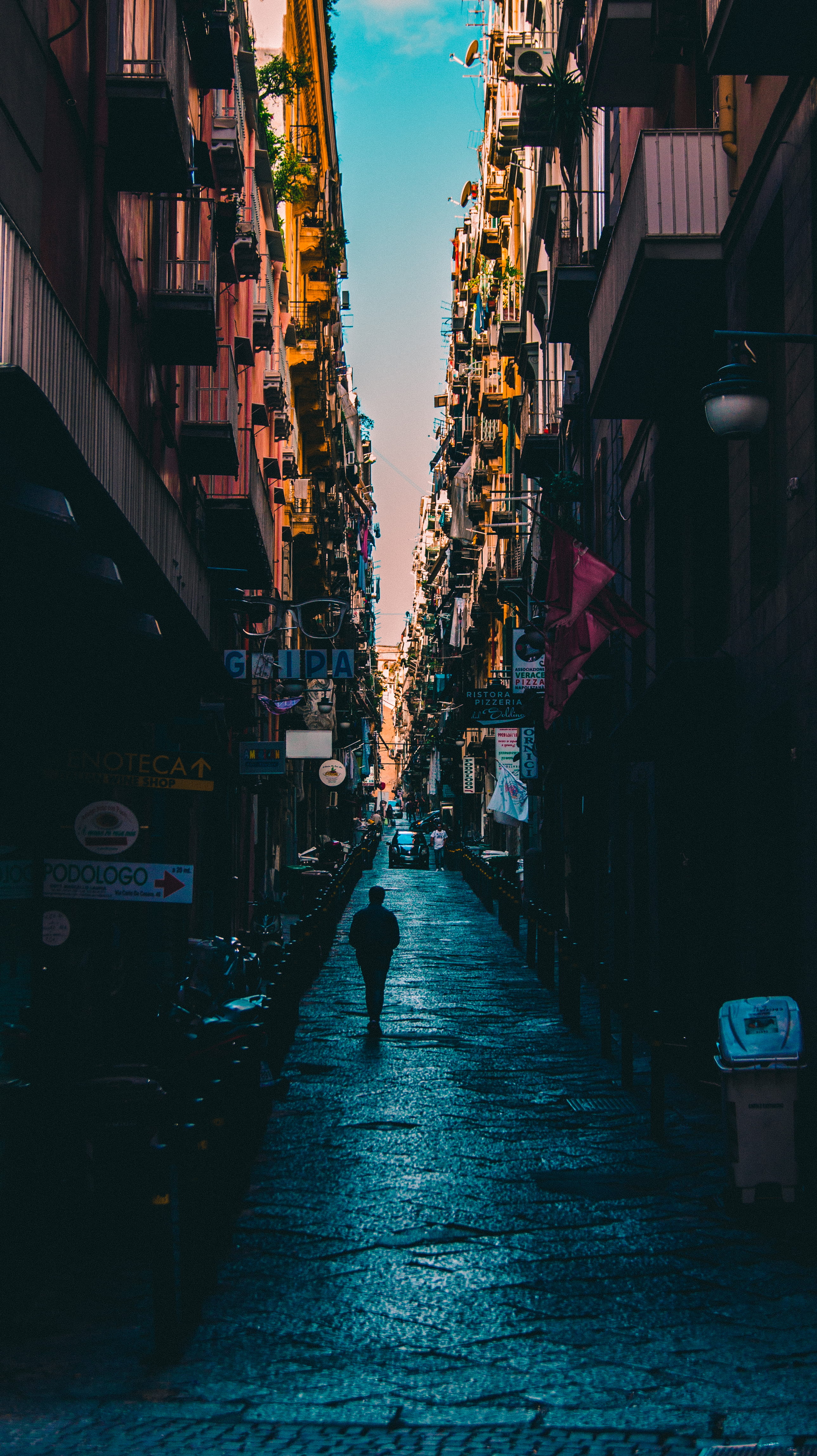 lifestyles, city, italian street, shadow, people, street, napoli, diminishing perspective, rue, the way forward, street market, walking, 4K, architecture, Phone HD Wallpaper