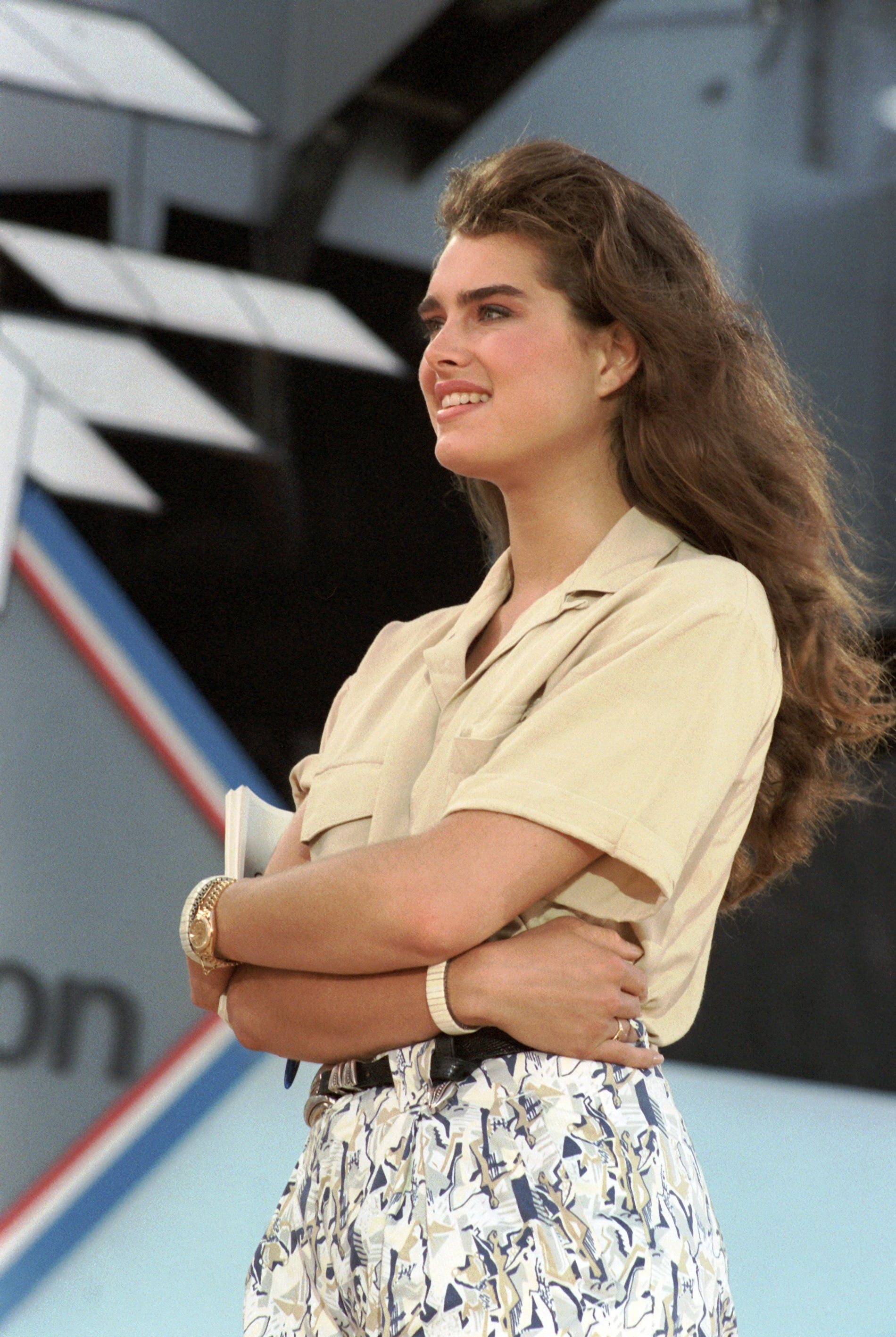 actress, beautiful woman, women, celebrity, standing, focus on foreground, 1986, one person, three quarter length, young adult, known, young women, brooke shields, Phone HD Wallpaper