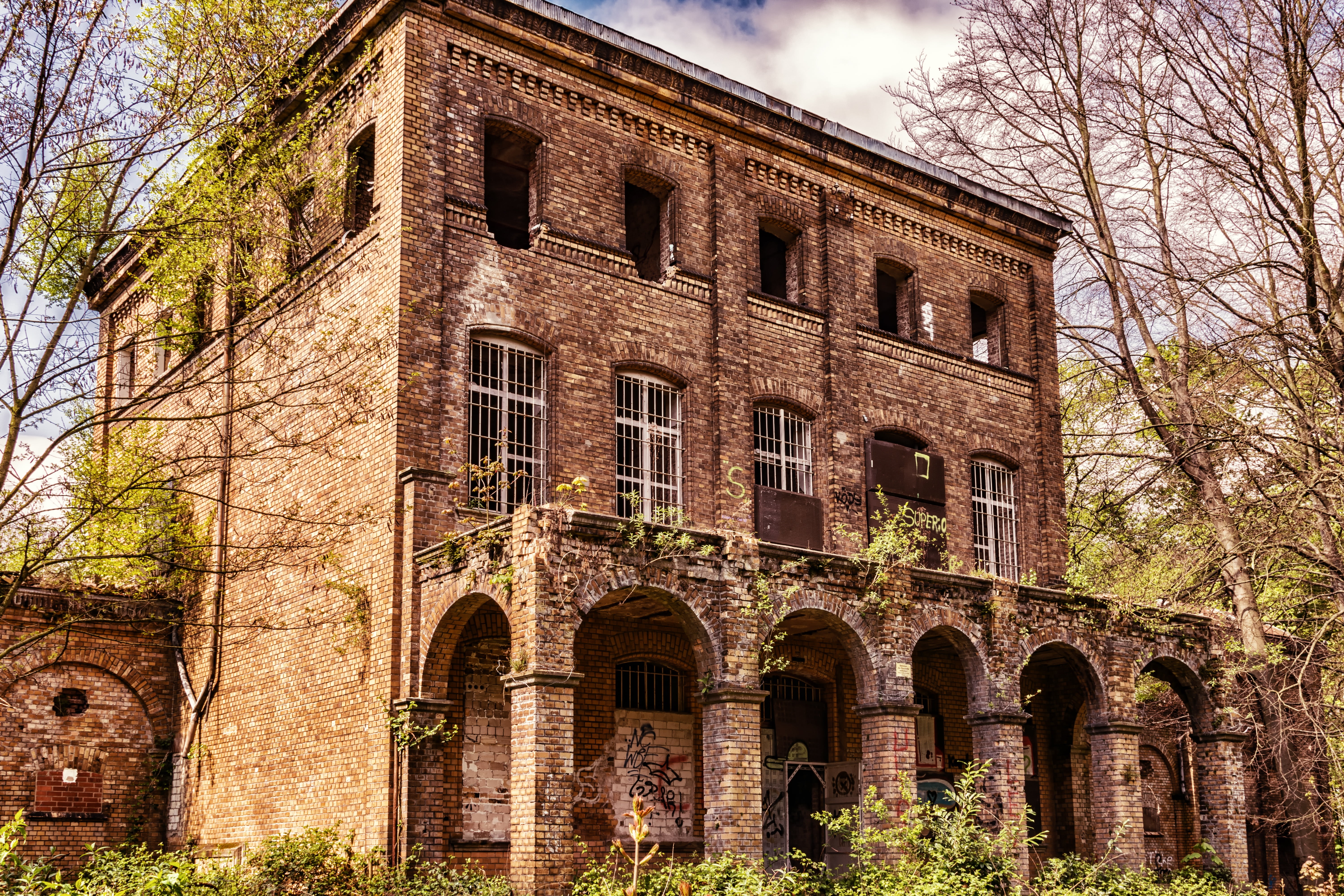 villa, plant, built structure, decay, history, architecture, arch, home, leave, lost places, outdoors, low angle view, day, building exterior, destruction, HD Wallpaper