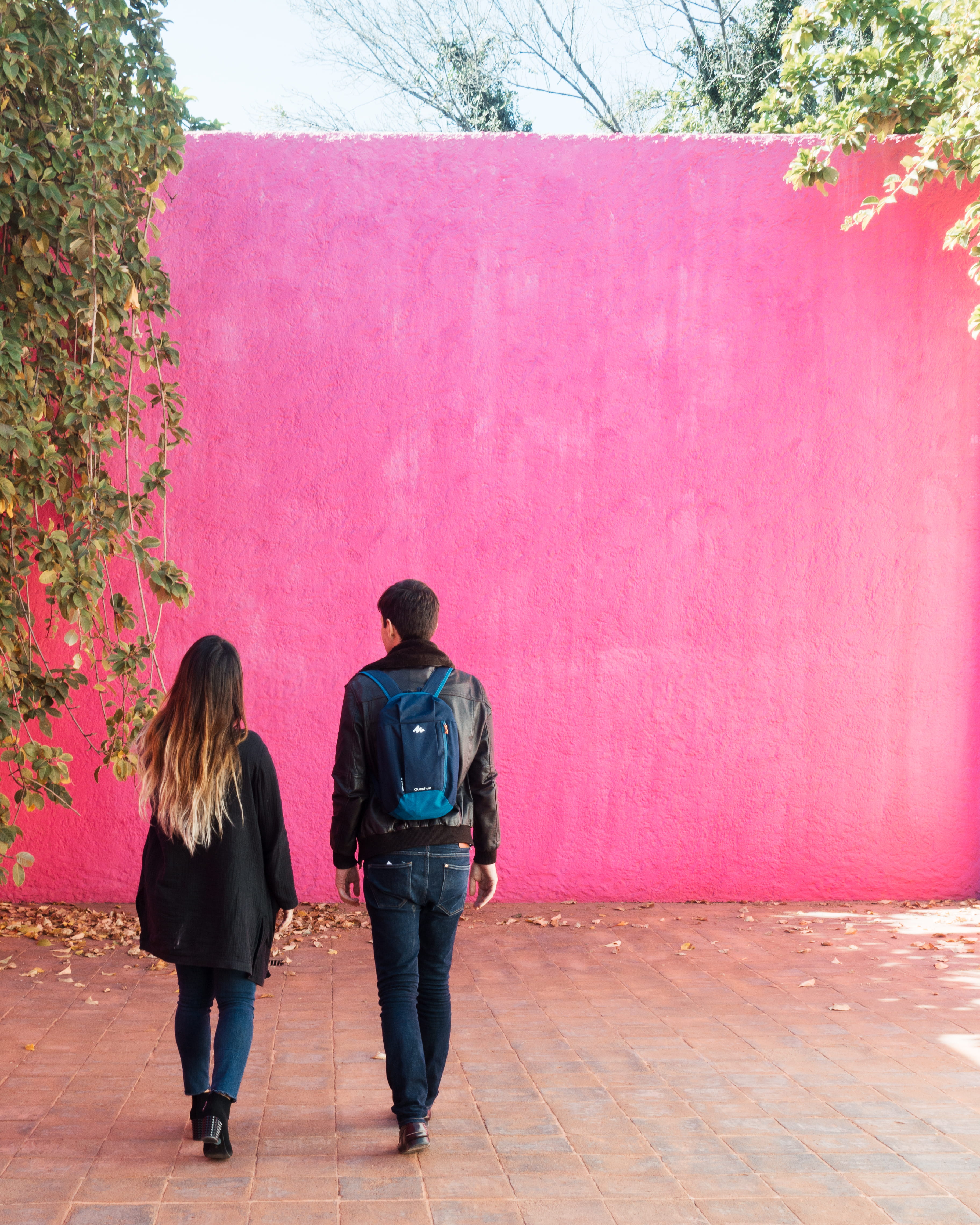 ciudad de méxico, full length, lifestyles, outdoors, sister, real people, wanderlust, casa, leisure activity, love, home, adult, cdmx, wall, emotion, luis barragán house and studio, Phone HD Wallpaper