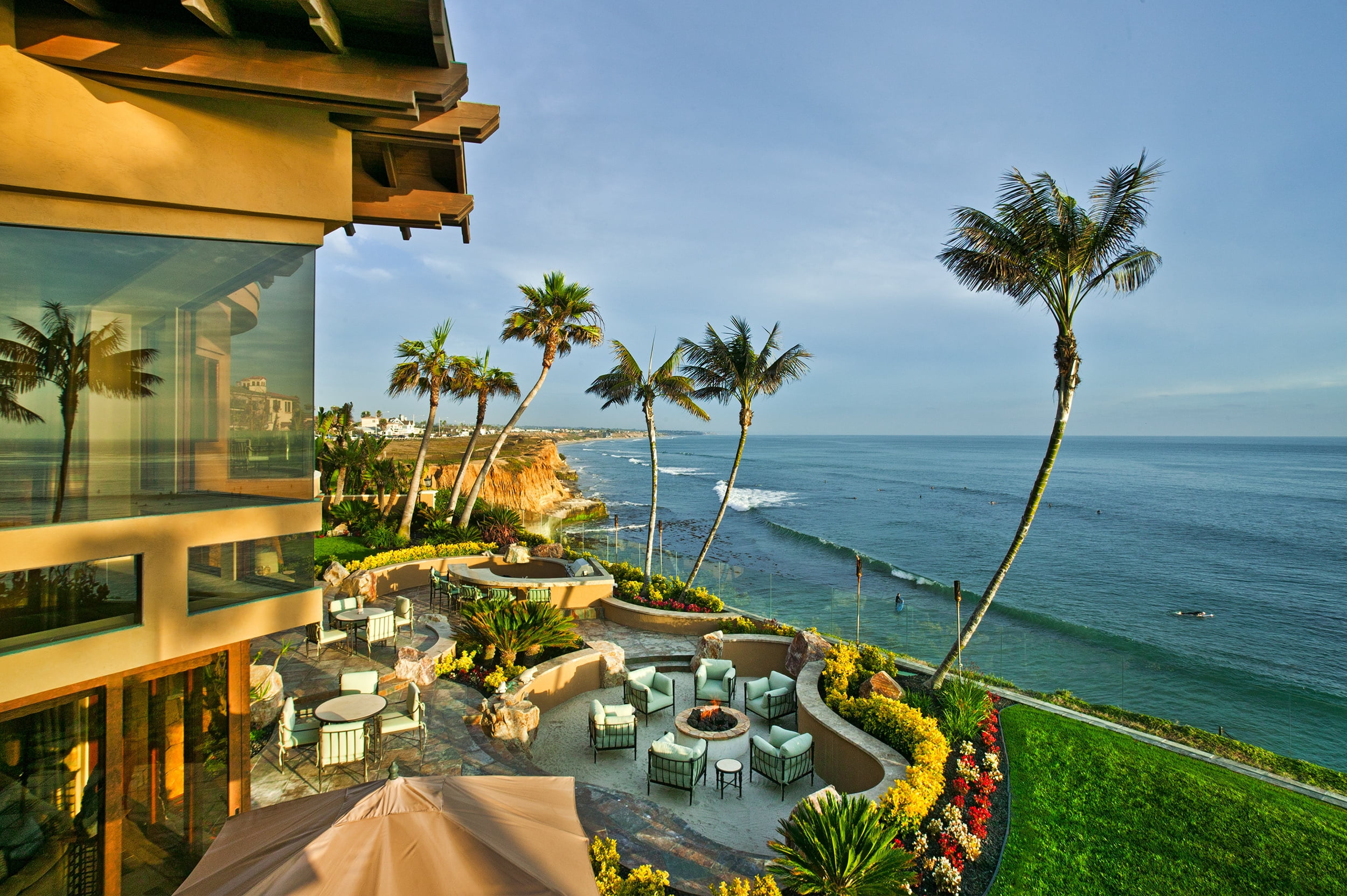 horizon, tourism, building Exterior, outdoors, 1080P, coconut palm tree, luxury, coastline, sunlight, palm trees, palm, tree, plant, water, growth, land, HD Wallpaper