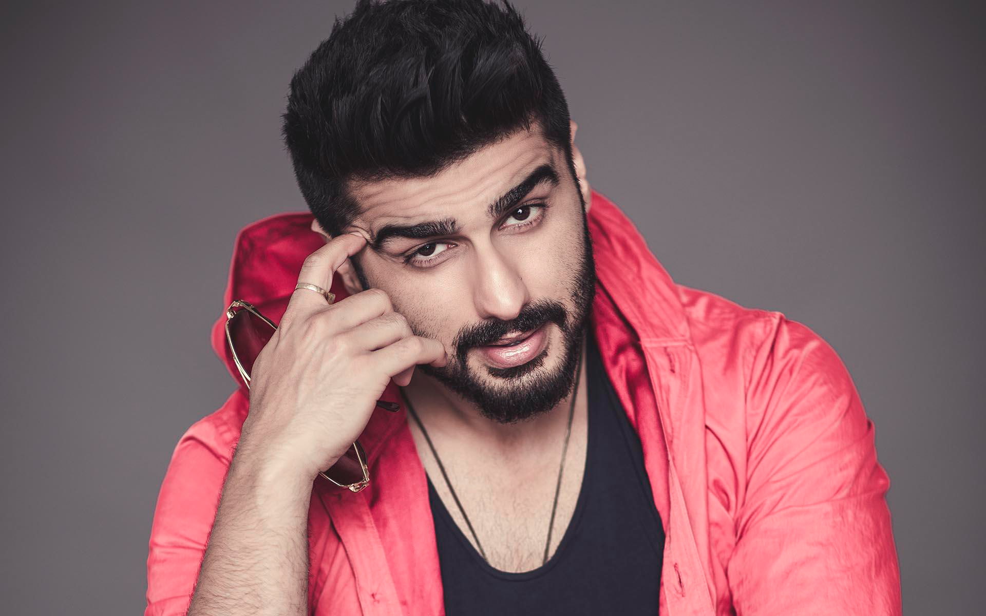 1080P, adult, young men, portrait, Kapoor, studio shot, 2016, beard, technology, young adult, gray background, clothing, one person, facial hair, men, HD Wallpaper