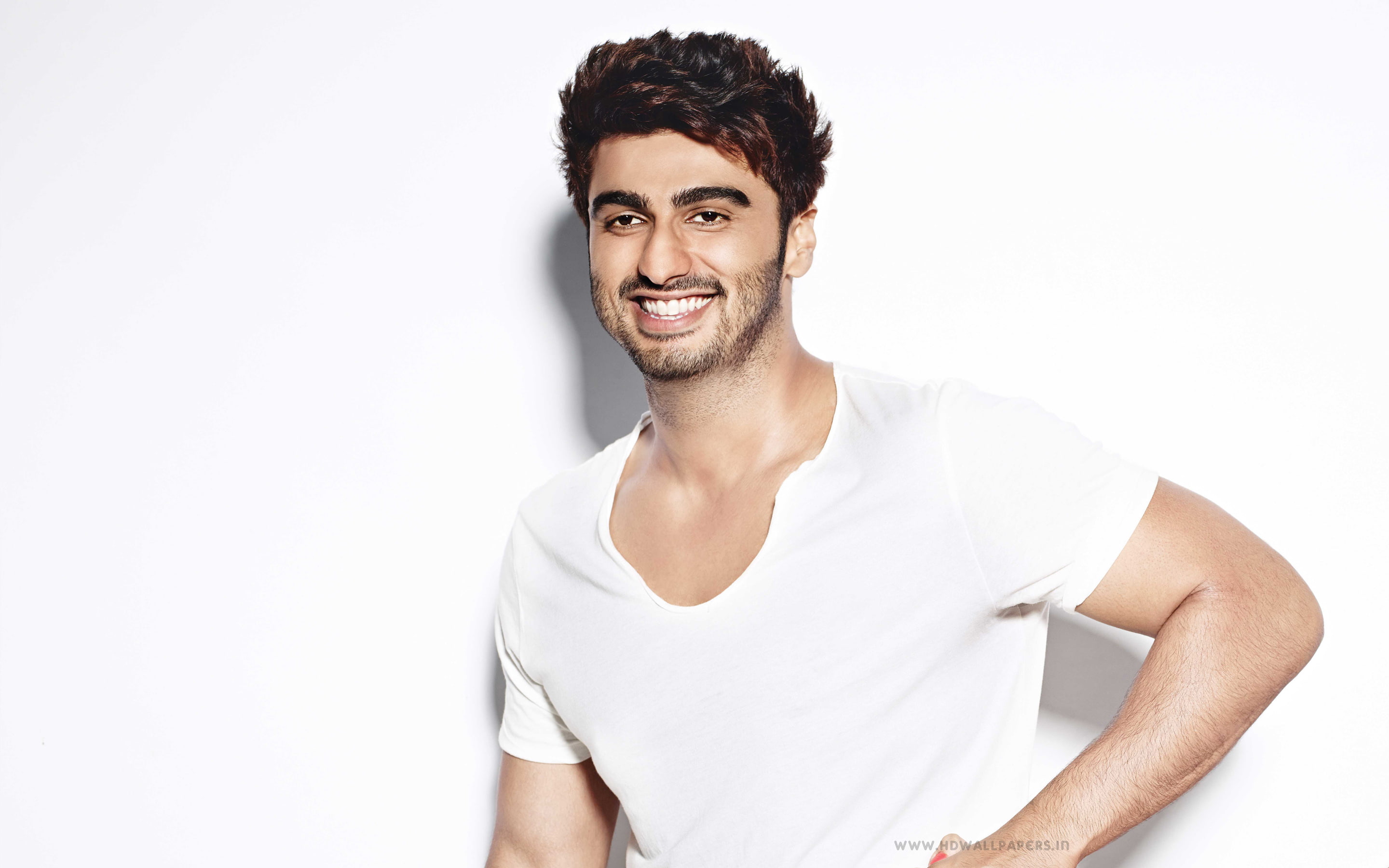 happiness, 2K, confidence, Kapoor, toothy smile, cheerful, beautiful people, indoors, smiling, teeth, casual clothing, handsome, portrait, white background, HD Wallpaper