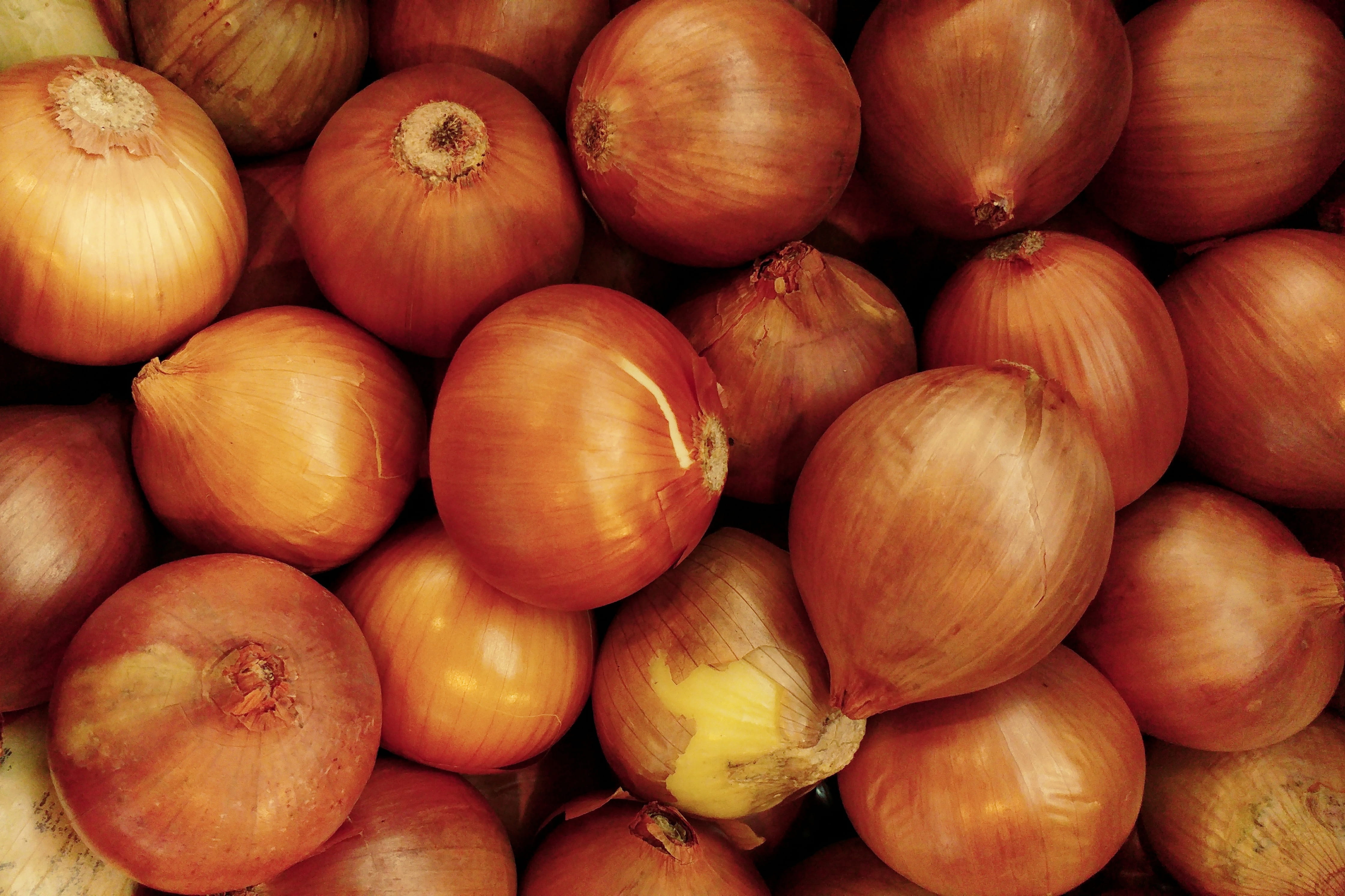 onions, day, high angle view, vegetables, onion, abundance, 4K, market, large group of objects, vegetarian food, no people, heap, food and Drink, stack, HD Wallpaper