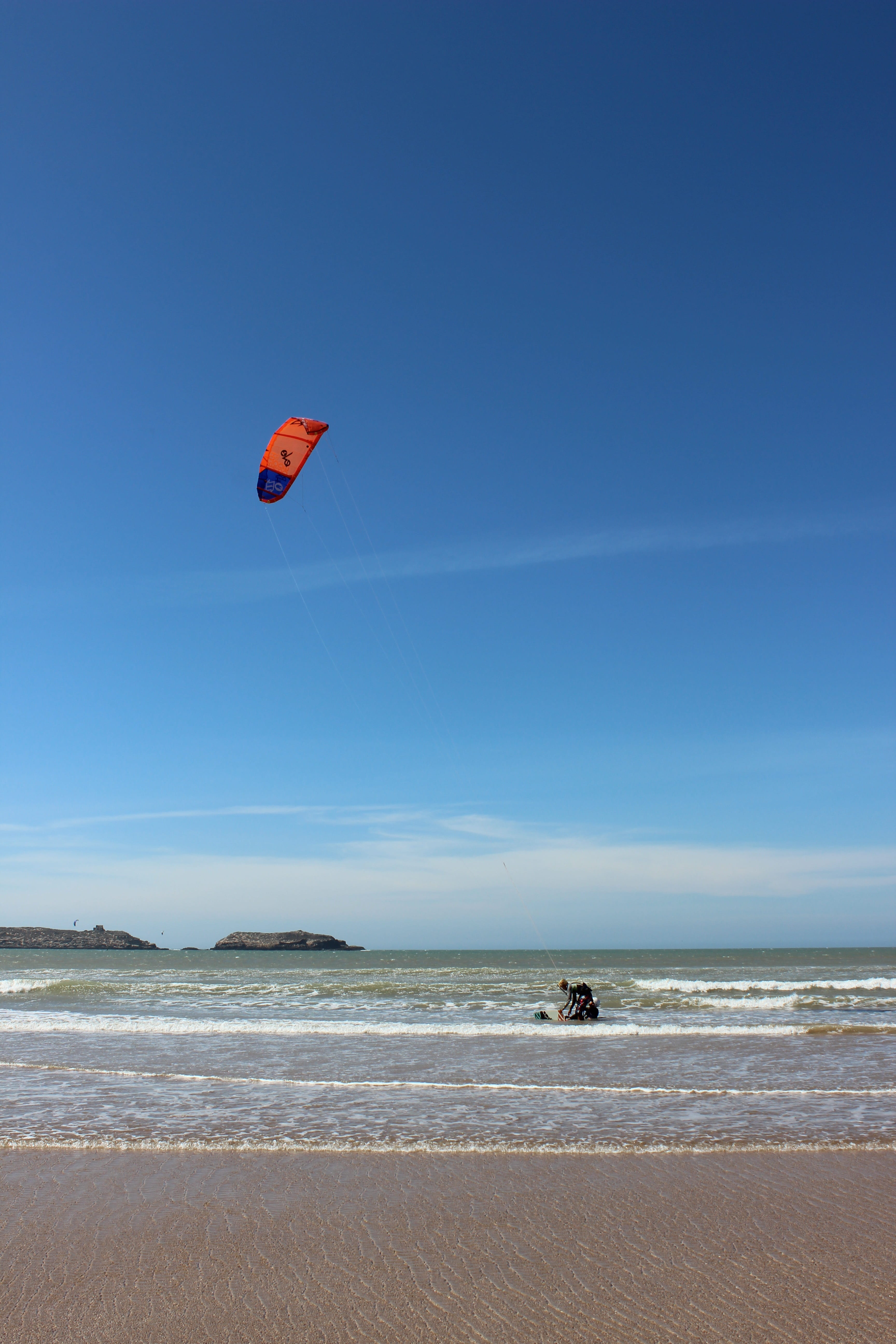 jump, kite surfing, motion, blue, land, beginners, scenics - nature, kitesurfer, sport, partly cloudy, 5K, summer, kiteboarding, adventure, kitesurfing, Phone HD Wallpaper