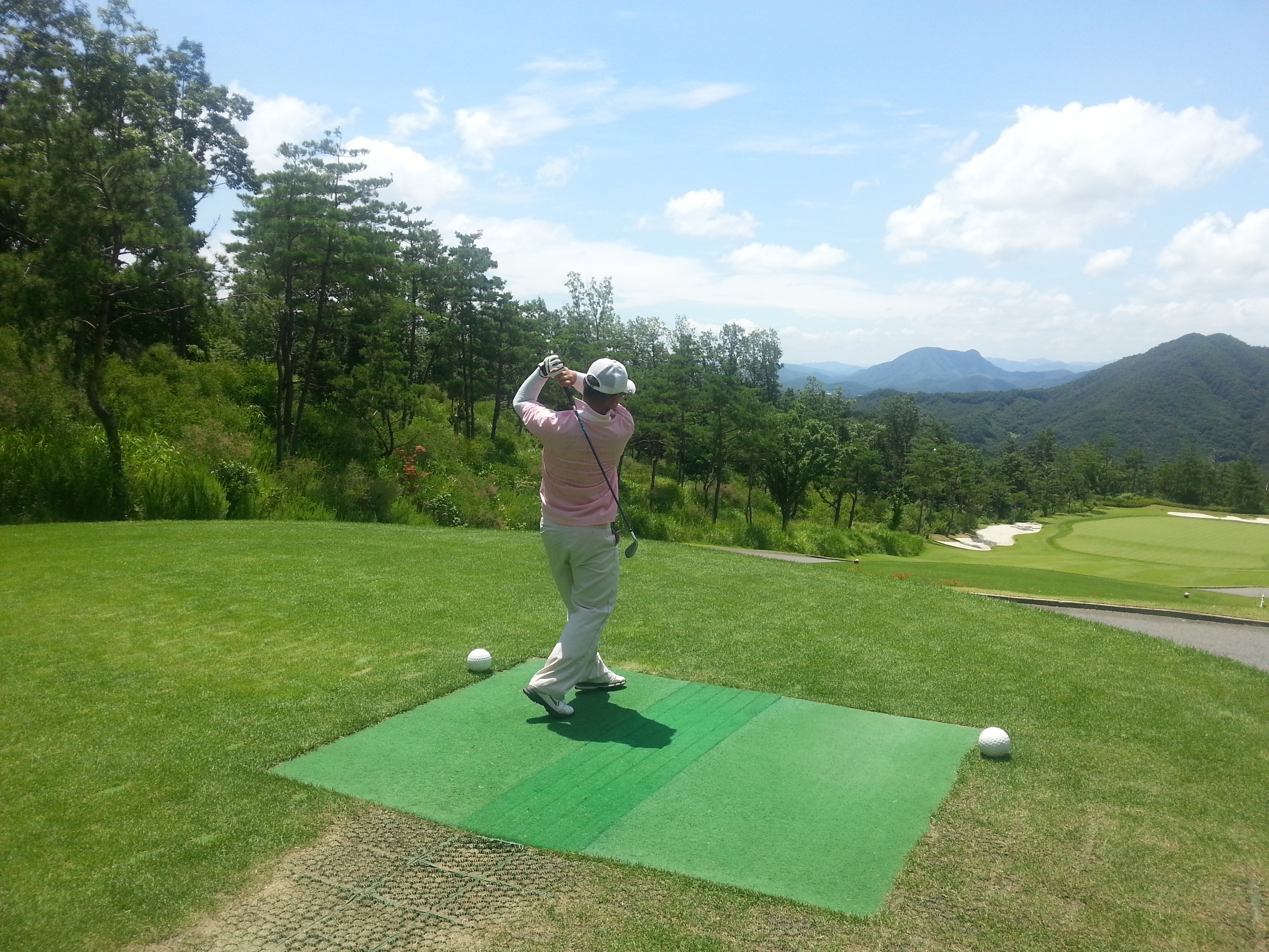 golf lessons, leisure activity, real people, golf, 2K, grass, playing, nature, taking a shot - sport, day, sport, green - golf course, tree, rear view, HD Wallpaper