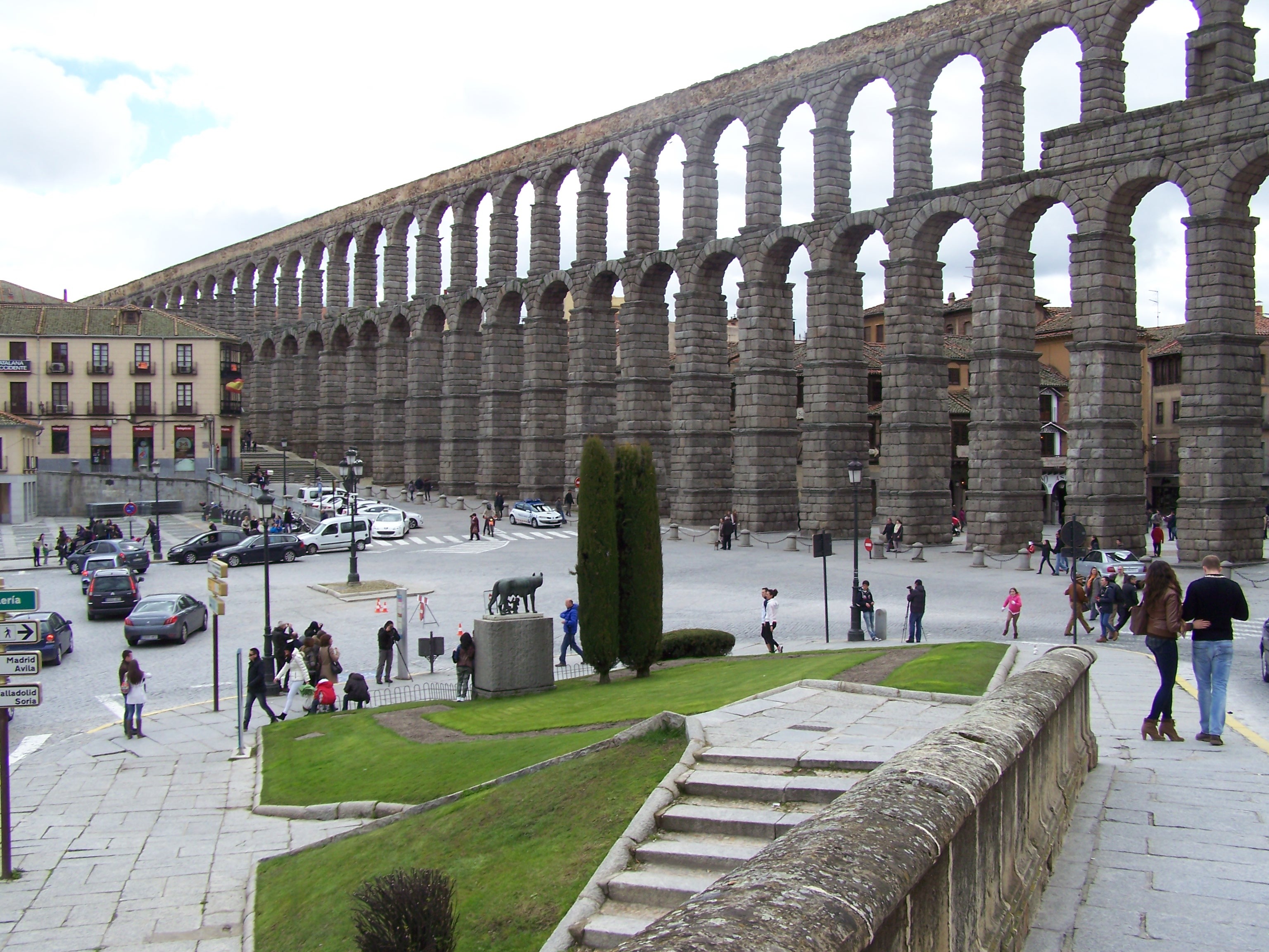 architecture, the past, 2K, azoguejo, large group of people, visit, women, travel destinations, men, roman, travel, day, tourist, segovia, lifestyles, HD Wallpaper